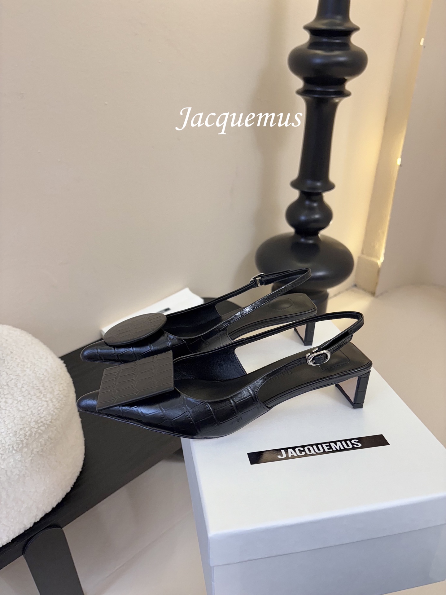 顶级版本JACQUEMU* 方圆尖头后空凉鞋JACQUEMUS独特的方扣与圆扣设计，别致吸睛，尽品 优雅