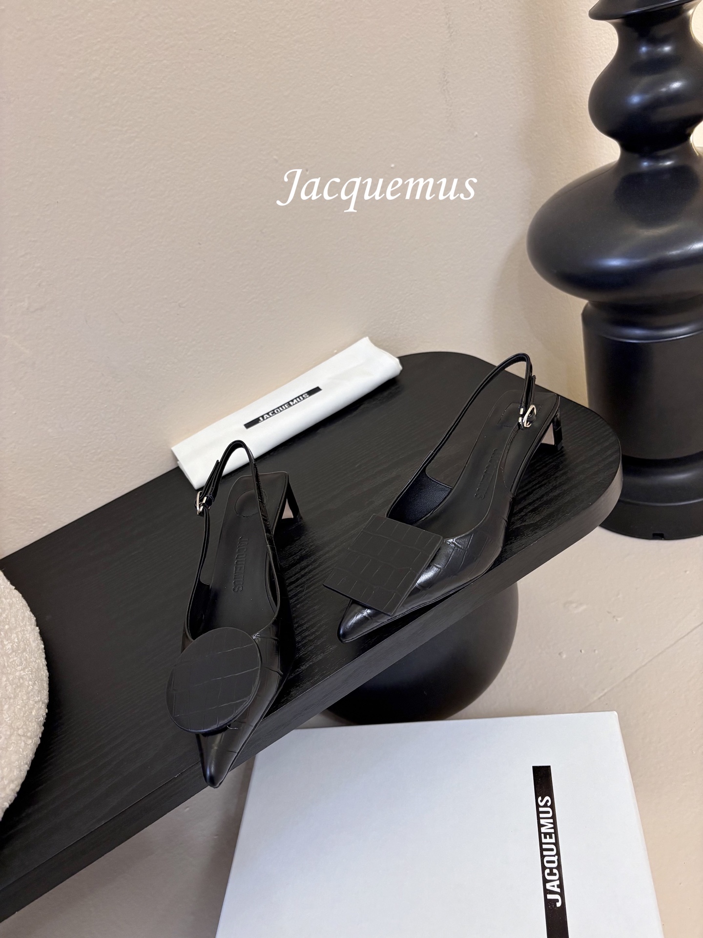 顶级版本JACQUEMU* 方圆尖头后空凉鞋JACQUEMUS独特的方扣与圆扣设计，别致吸睛，尽品 优雅