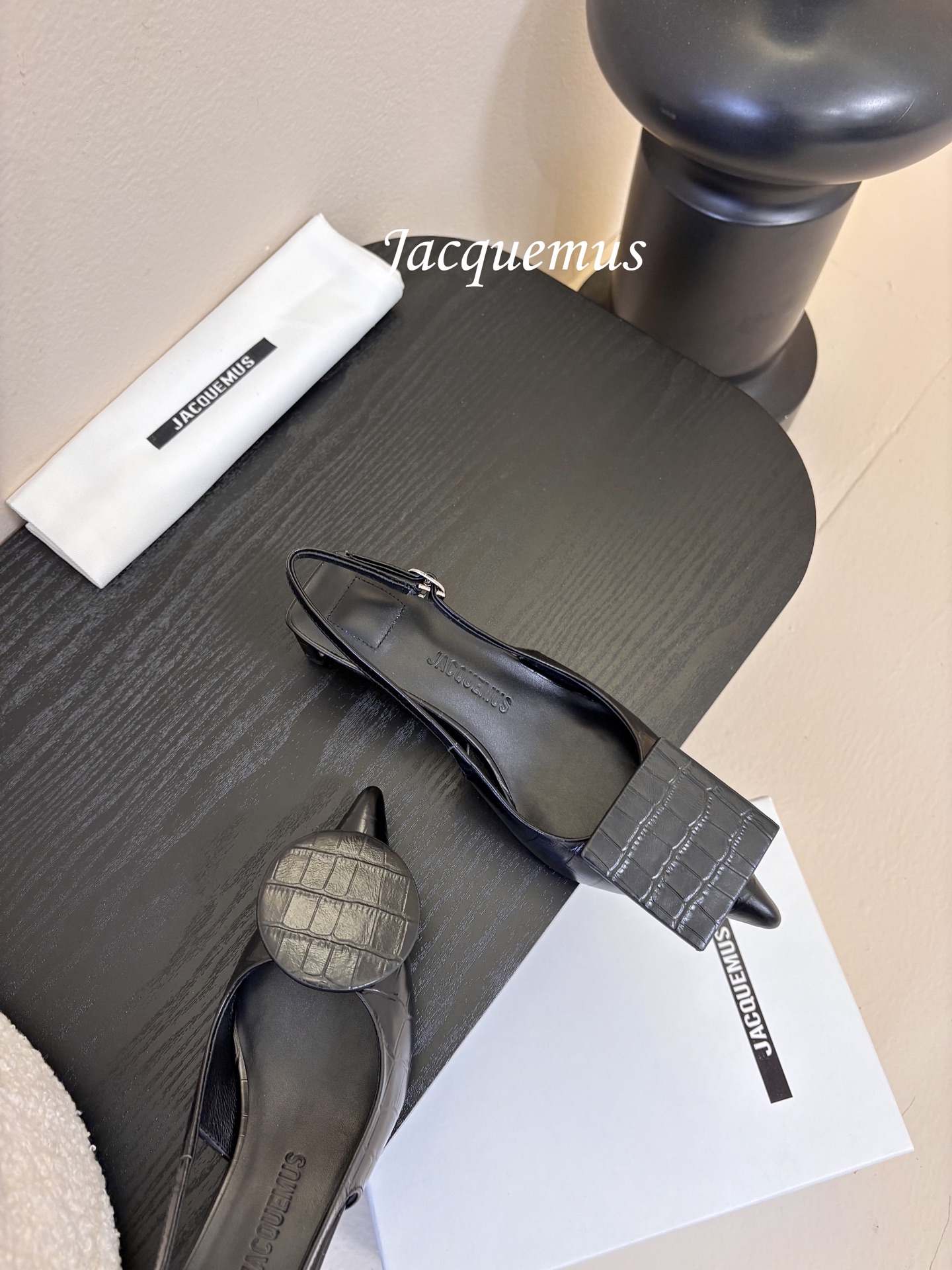 顶级版本JACQUEMU* 方圆尖头后空凉鞋JACQUEMUS独特的方扣与圆扣设计，别致吸睛，尽品 优雅