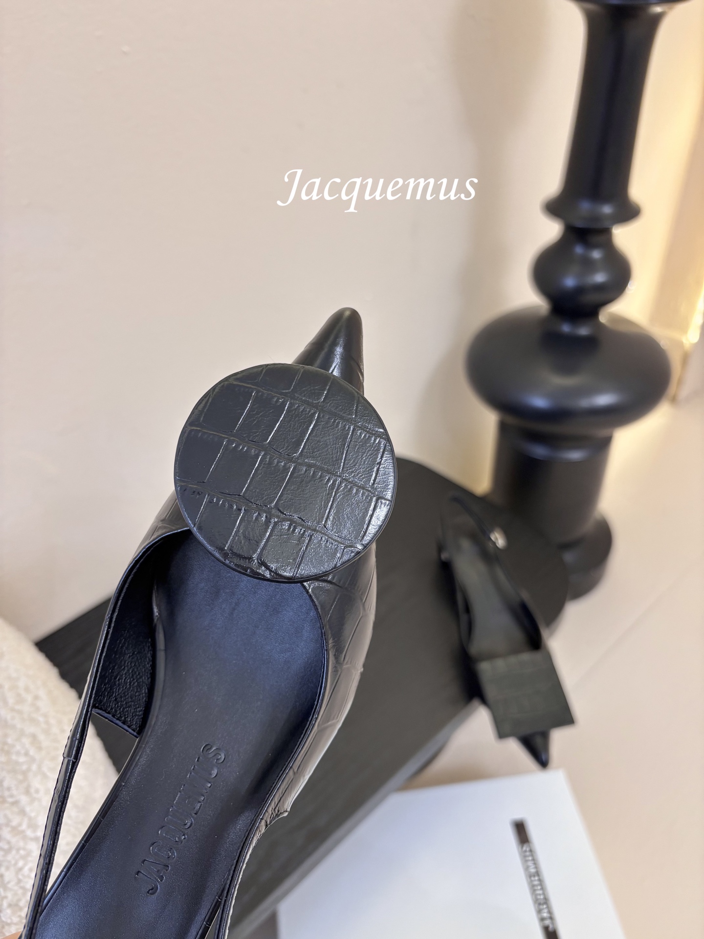 顶级版本JACQUEMU* 方圆尖头后空凉鞋JACQUEMUS独特的方扣与圆扣设计，别致吸睛，尽品 优雅