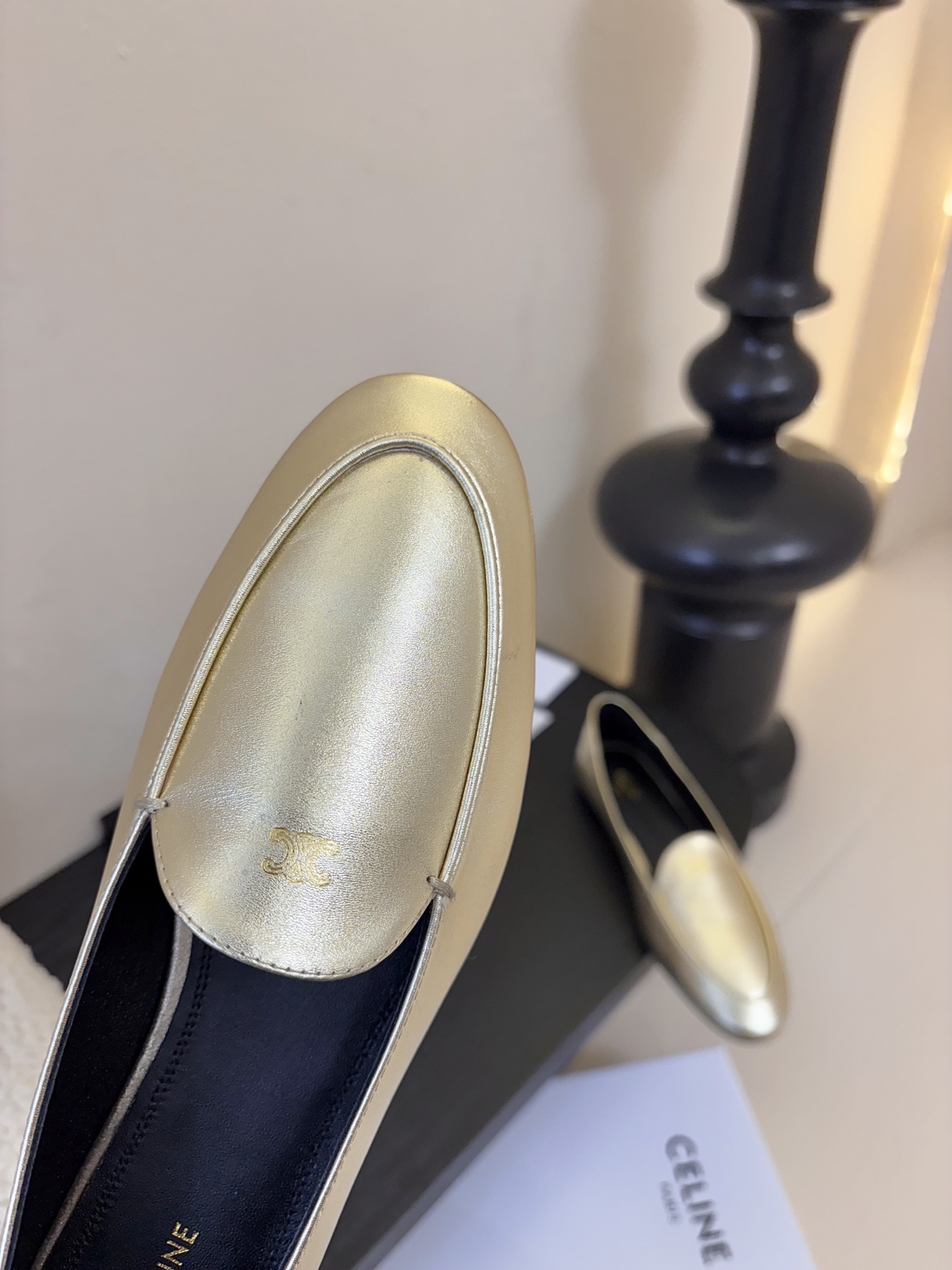 CELINE* 新款圆头乐福鞋 小皮鞋 老钱风 简约 舒适不压脚背～这款布洛克鞋线条简约设计经典，饰以C