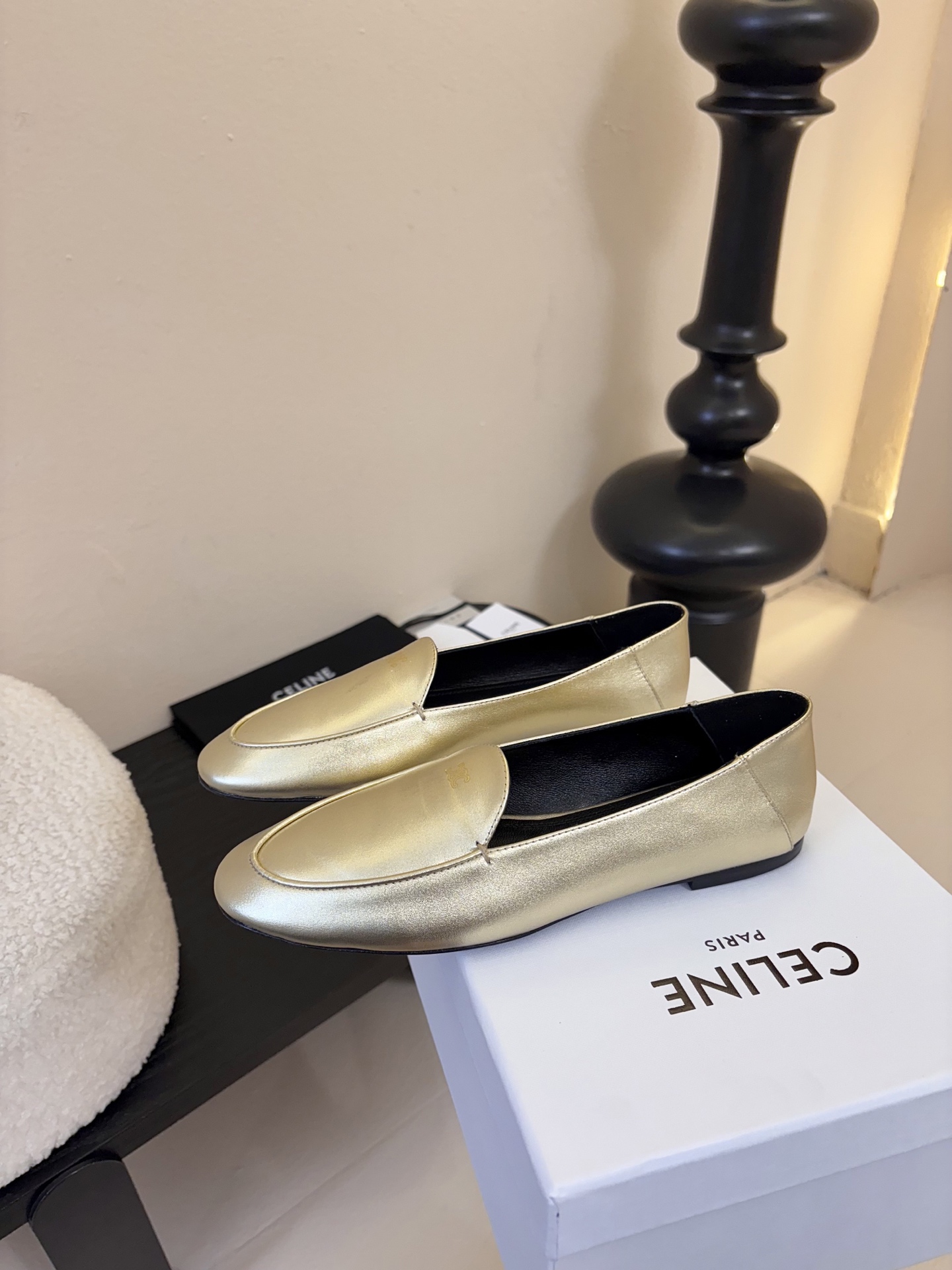 CELINE* 新款圆头乐福鞋 小皮鞋 老钱风 简约 舒适不压脚背～这款布洛克鞋线条简约设计经典，饰以C