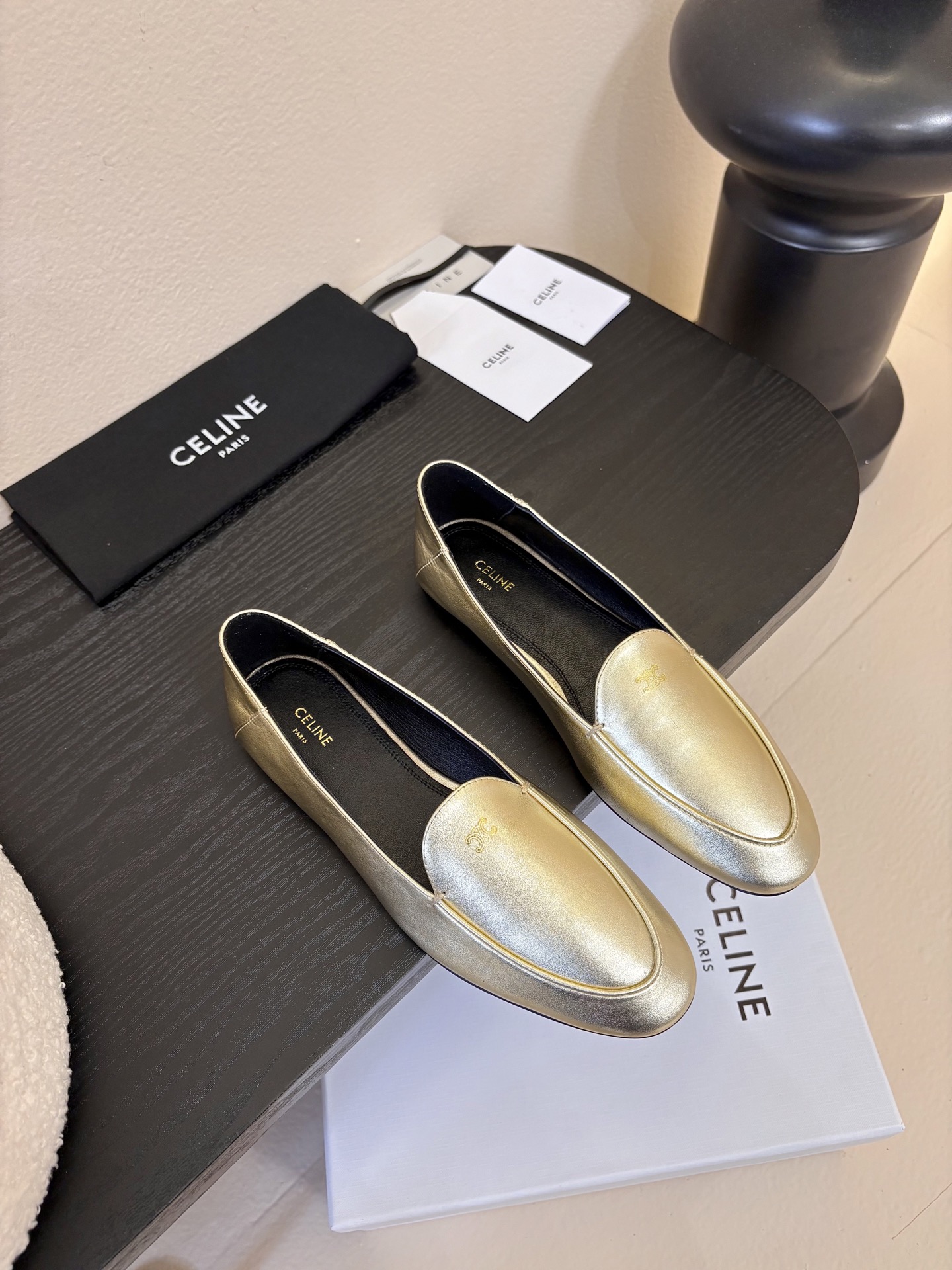 CELINE* 新款圆头乐福鞋 小皮鞋 老钱风 简约 舒适不压脚背～这款布洛克鞋线条简约设计经典，饰以C