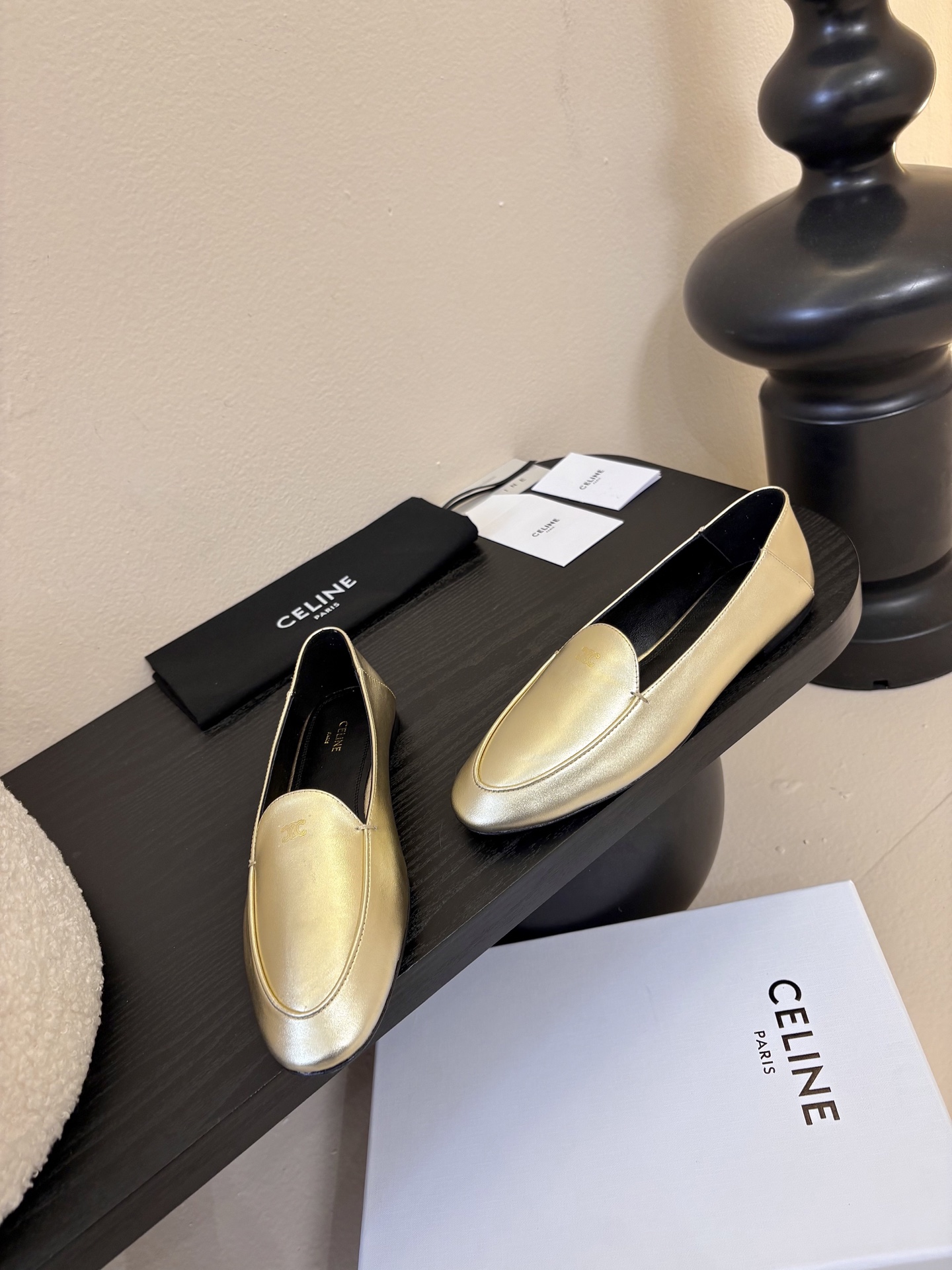 CELINE* 新款圆头乐福鞋 小皮鞋 老钱风 简约 舒适不压脚背～这款布洛克鞋线条简约设计经典，饰以C