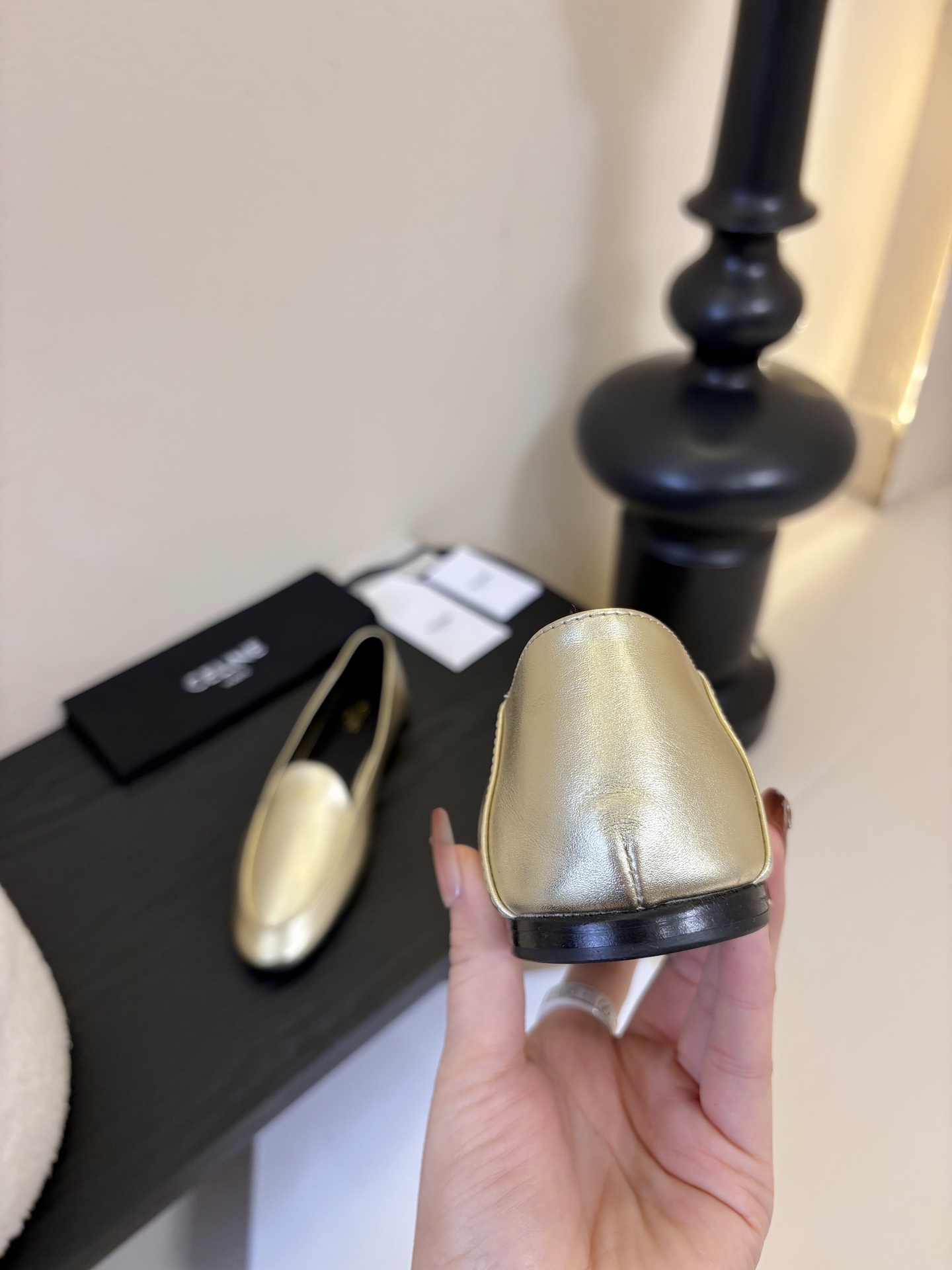 CELINE* 新款圆头乐福鞋 小皮鞋 老钱风 简约 舒适不压脚背～这款布洛克鞋线条简约设计经典，饰以C