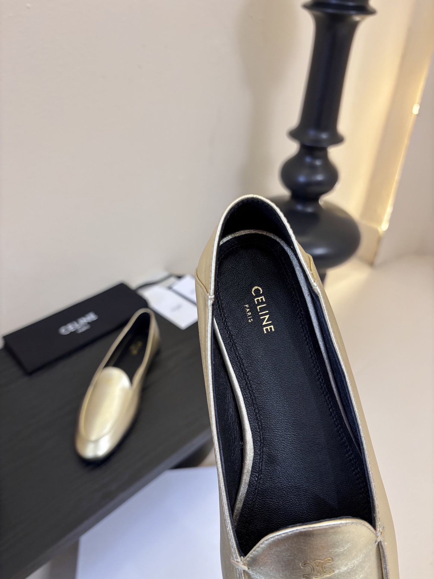 CELINE* 新款圆头乐福鞋 小皮鞋 老钱风 简约 舒适不压脚背～这款布洛克鞋线条简约设计经典，饰以C