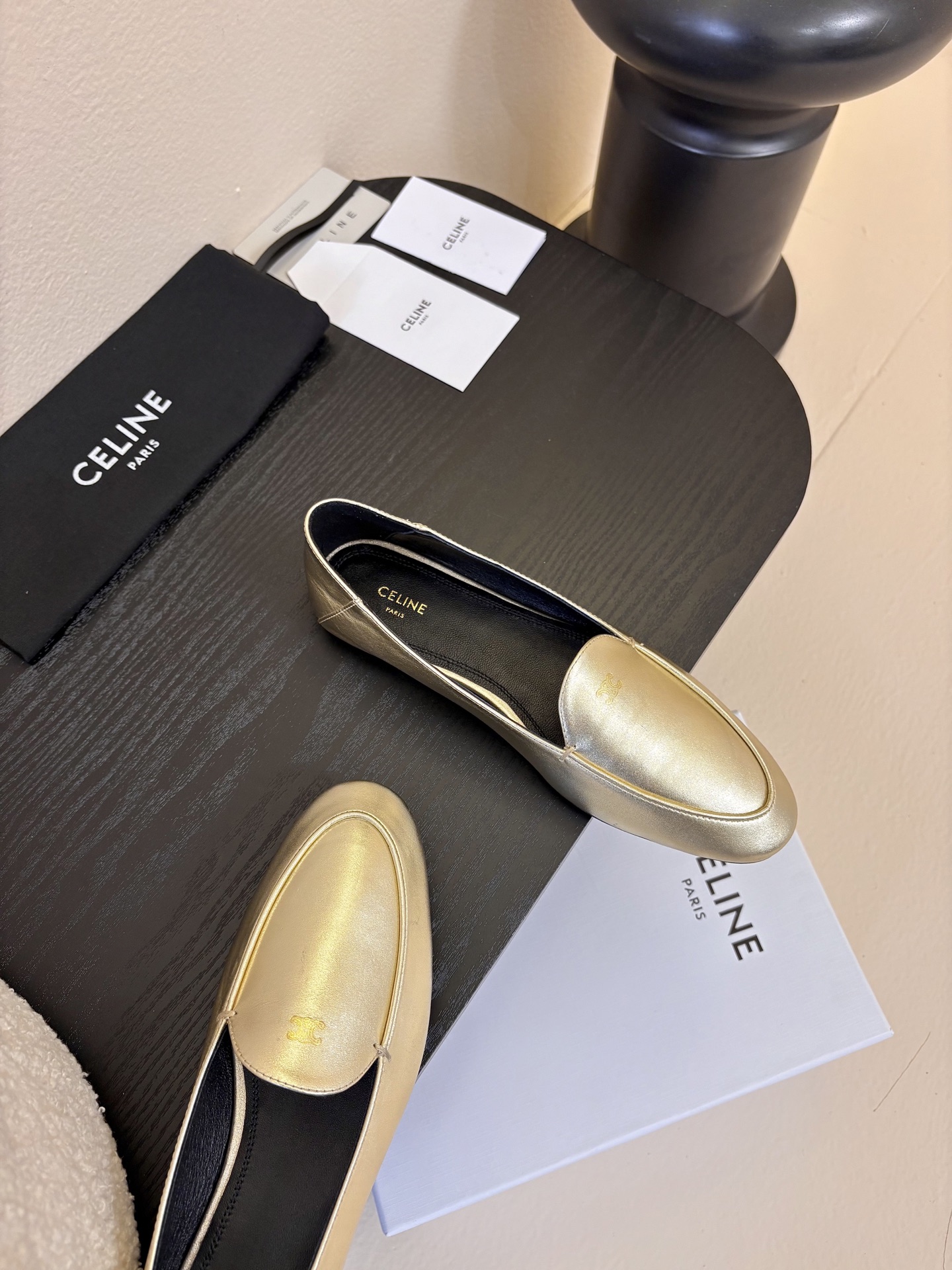 CELINE* 新款圆头乐福鞋 小皮鞋 老钱风 简约 舒适不压脚背～这款布洛克鞋线条简约设计经典，饰以C