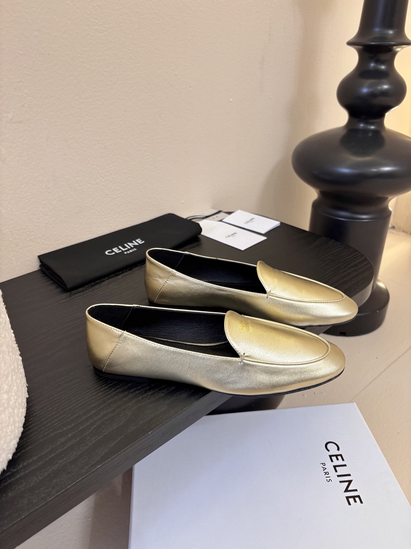 CELINE* 新款圆头乐福鞋 小皮鞋 老钱风 简约 舒适不压脚背～这款布洛克鞋线条简约设计经典，饰以C