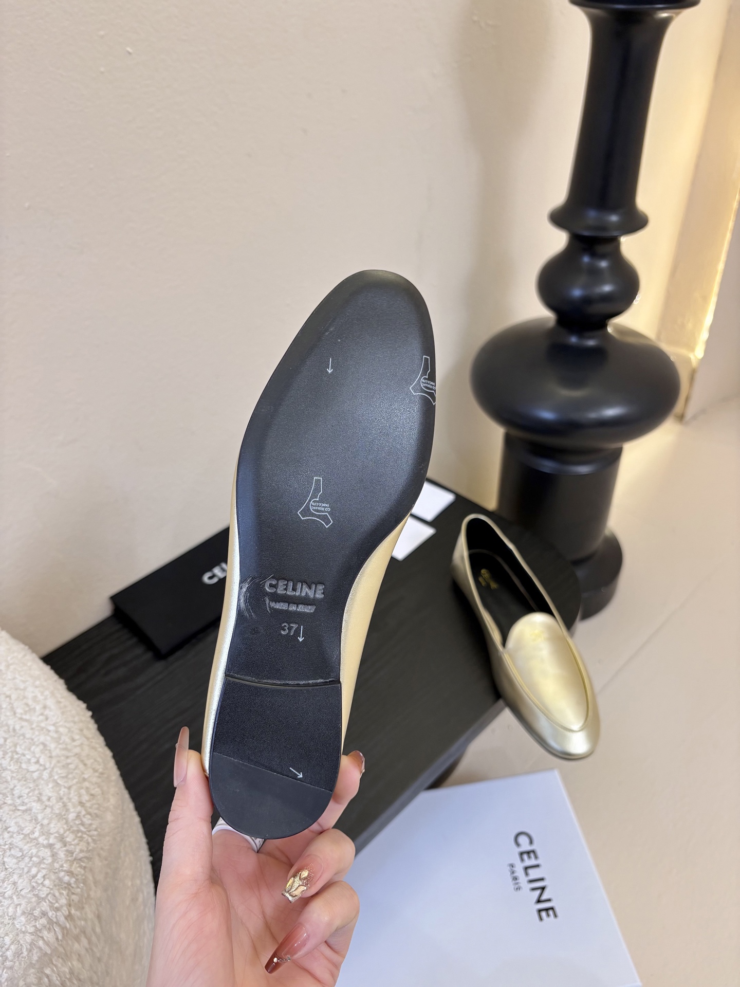 CELINE* 新款圆头乐福鞋 小皮鞋 老钱风 简约 舒适不压脚背～这款布洛克鞋线条简约设计经典，饰以C