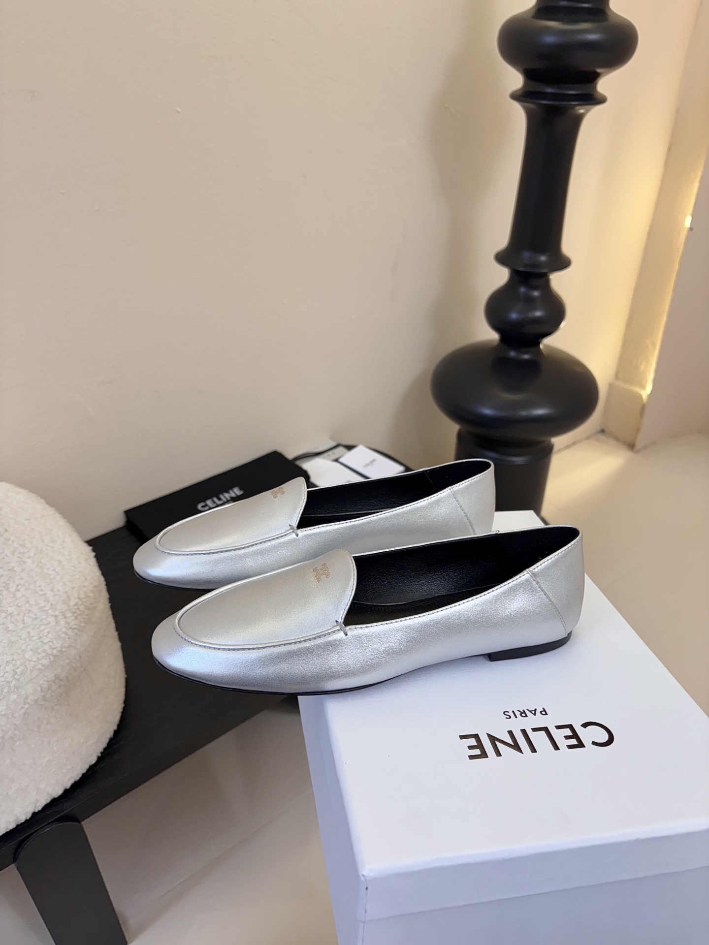 CELINE* 新款圆头乐福鞋 小皮鞋 老钱风 简约 舒适不压脚背～这款布洛克鞋线条简约设计经典，饰以C