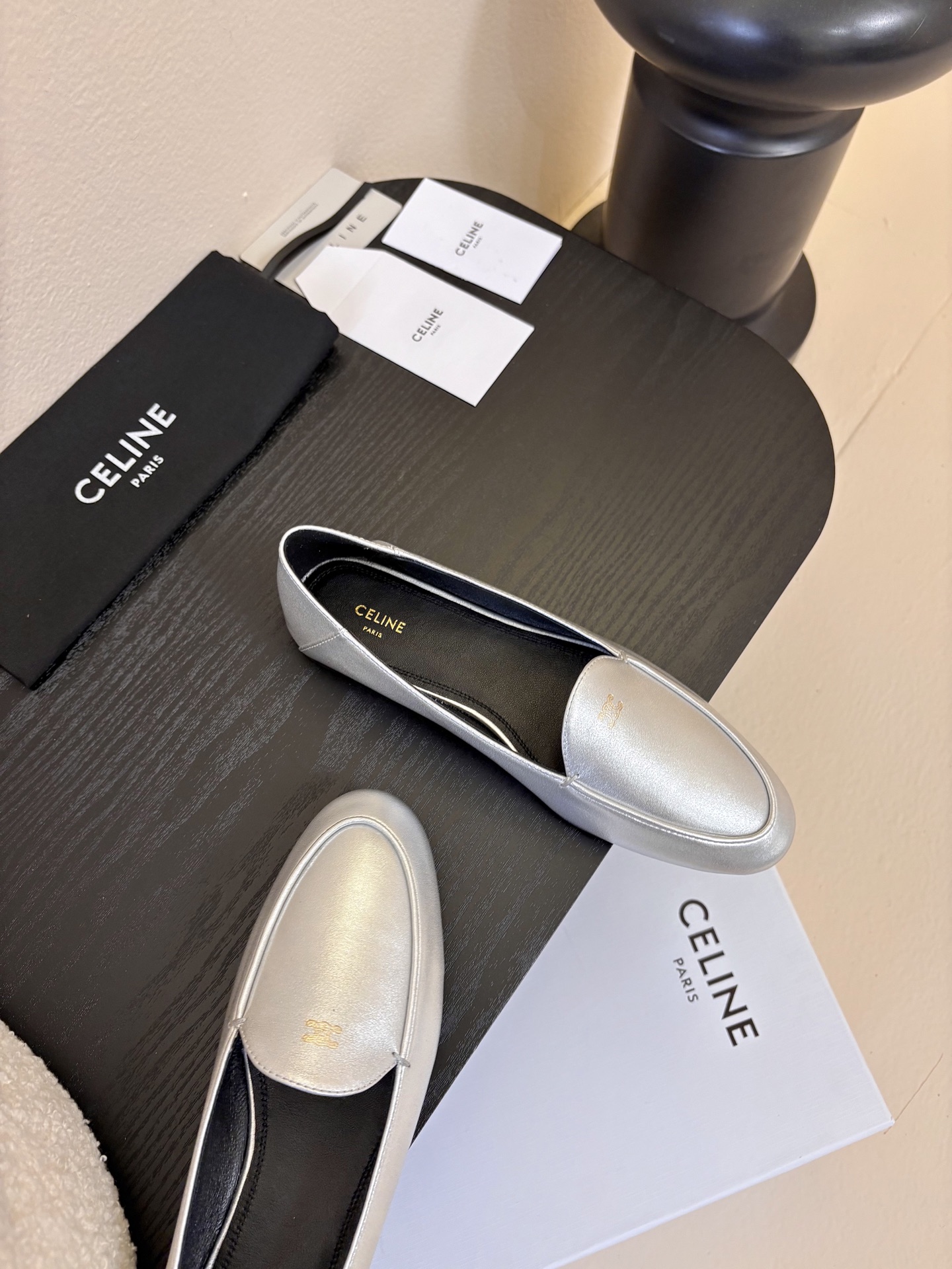 CELINE* 新款圆头乐福鞋 小皮鞋 老钱风 简约 舒适不压脚背～这款布洛克鞋线条简约设计经典，饰以C