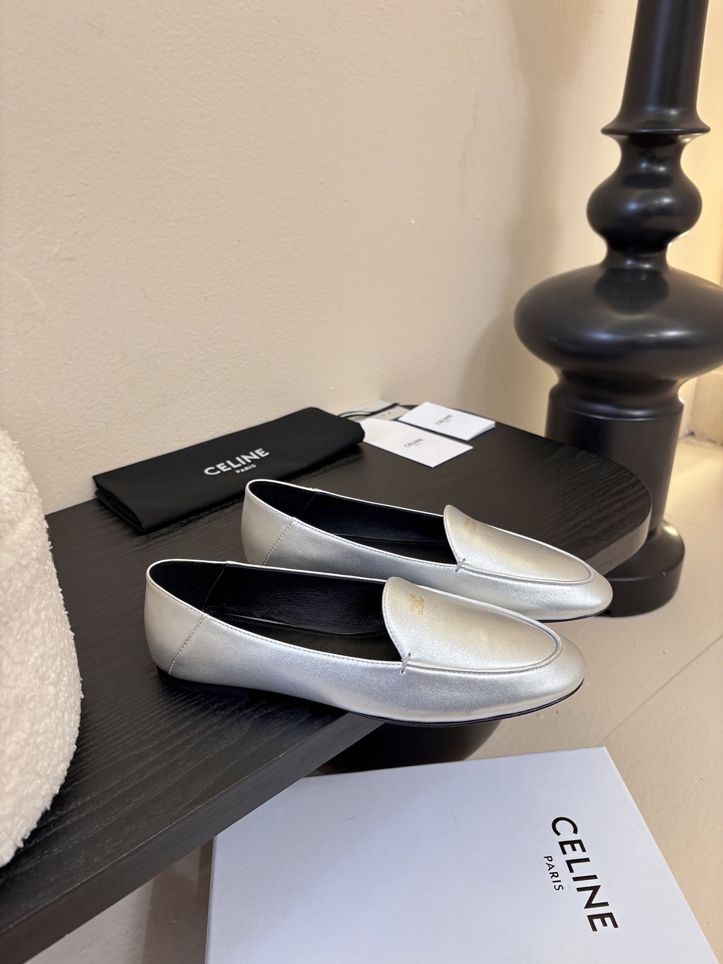 CELINE* 新款圆头乐福鞋 小皮鞋 老钱风 简约 舒适不压脚背～这款布洛克鞋线条简约设计经典，饰以C