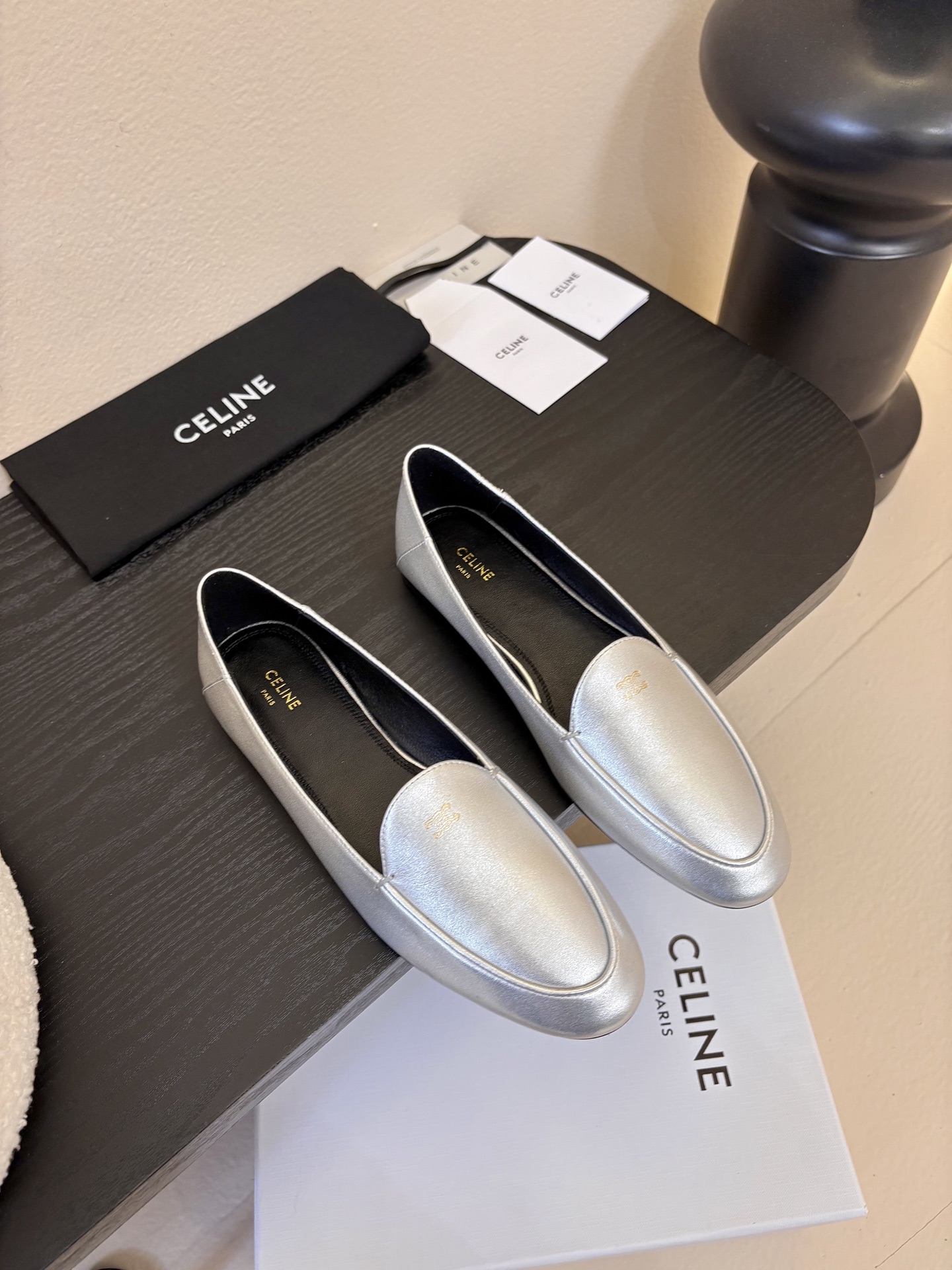 CELINE* 新款圆头乐福鞋 小皮鞋 老钱风 简约 舒适不压脚背～这款布洛克鞋线条简约设计经典，饰以C