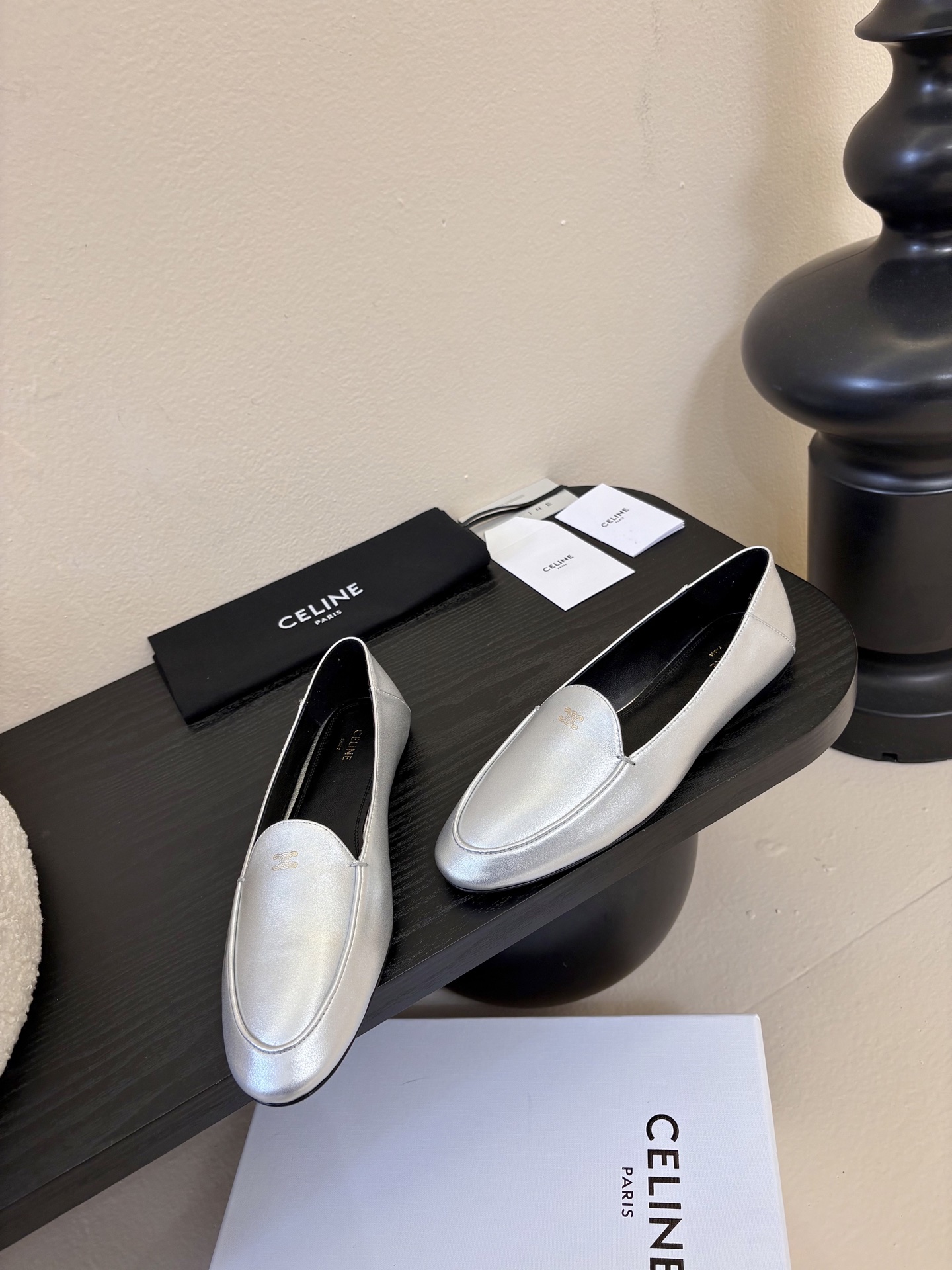 CELINE* 新款圆头乐福鞋 小皮鞋 老钱风 简约 舒适不压脚背～这款布洛克鞋线条简约设计经典，饰以C