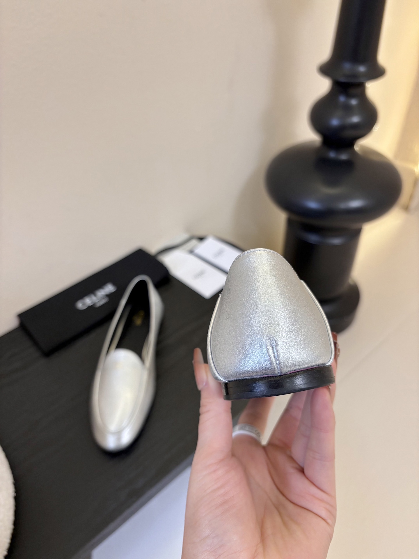 CELINE* 新款圆头乐福鞋 小皮鞋 老钱风 简约 舒适不压脚背～这款布洛克鞋线条简约设计经典，饰以C