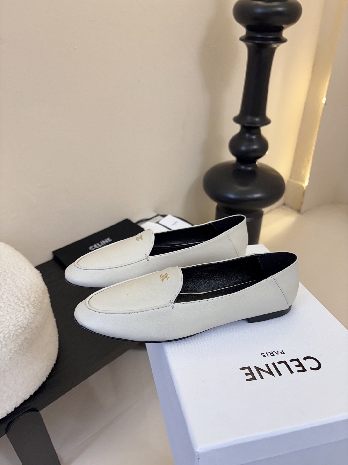 CELINE* 新款圆头乐福鞋 小皮鞋 老钱风 简约 舒适不压脚背～这款布洛克鞋线条简约设计经典，饰以C