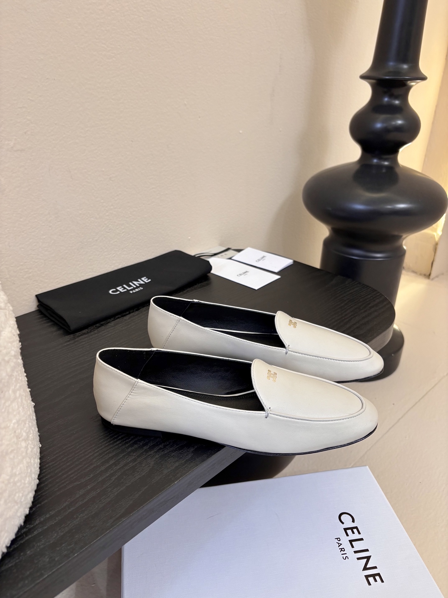 CELINE* 新款圆头乐福鞋 小皮鞋 老钱风 简约 舒适不压脚背～这款布洛克鞋线条简约设计经典，饰以C