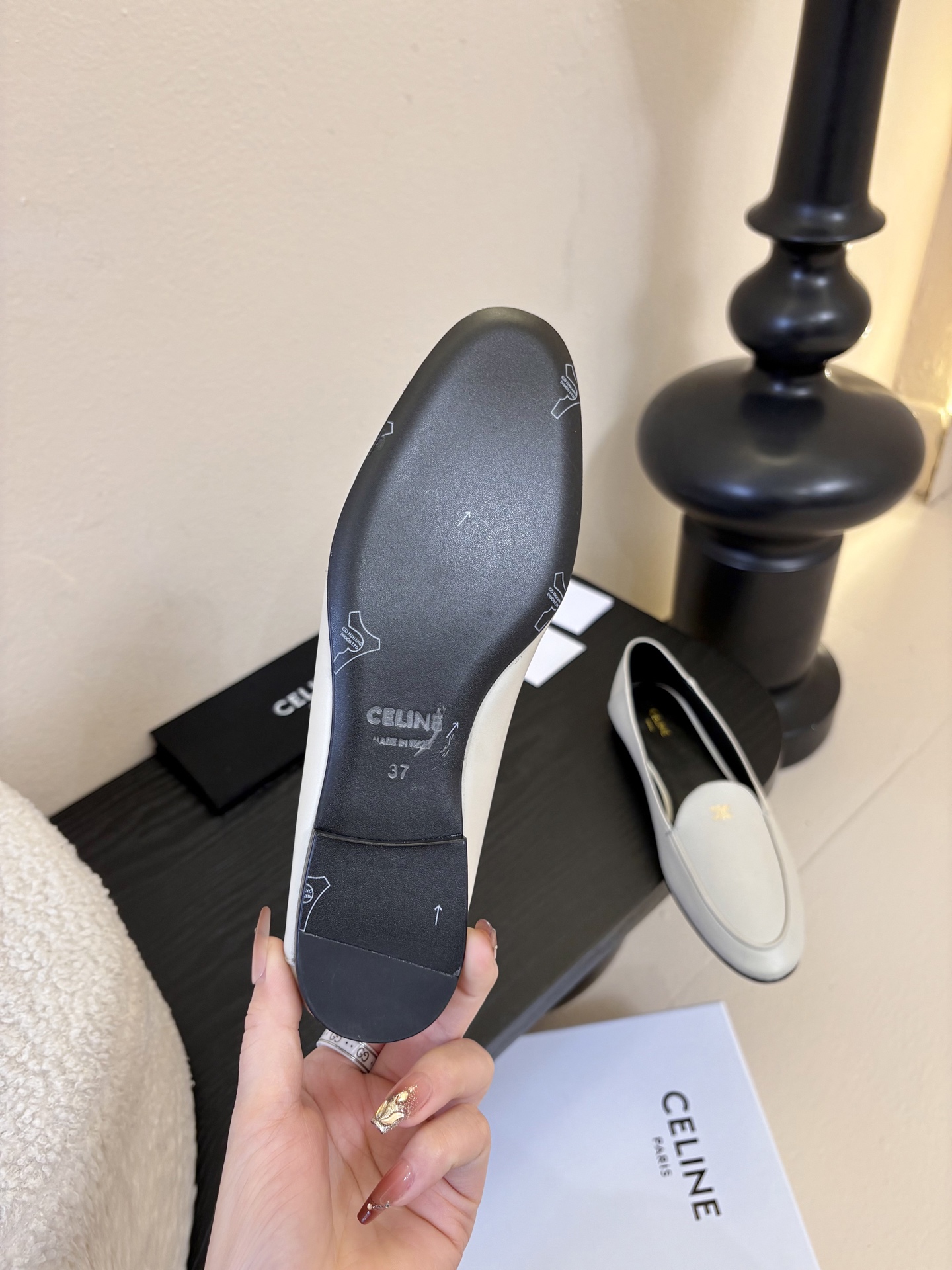 CELINE* 新款圆头乐福鞋 小皮鞋 老钱风 简约 舒适不压脚背～这款布洛克鞋线条简约设计经典，饰以C