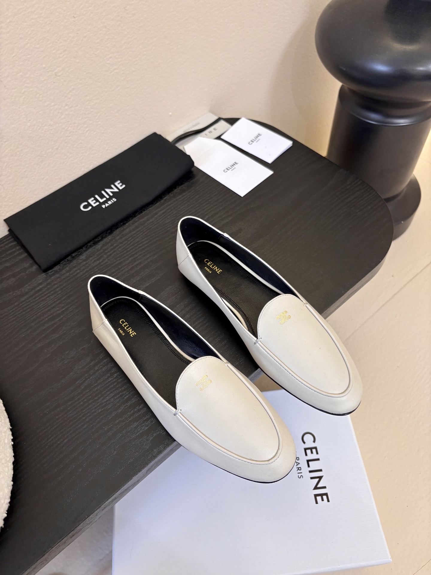 CELINE* 新款圆头乐福鞋 小皮鞋 老钱风 简约 舒适不压脚背～这款布洛克鞋线条简约设计经典，饰以C