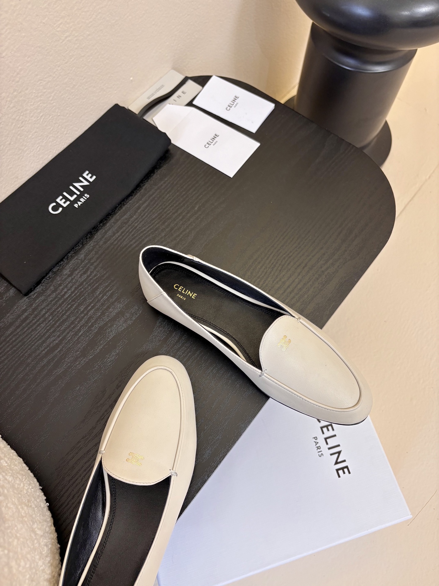 CELINE* 新款圆头乐福鞋 小皮鞋 老钱风 简约 舒适不压脚背～这款布洛克鞋线条简约设计经典，饰以C