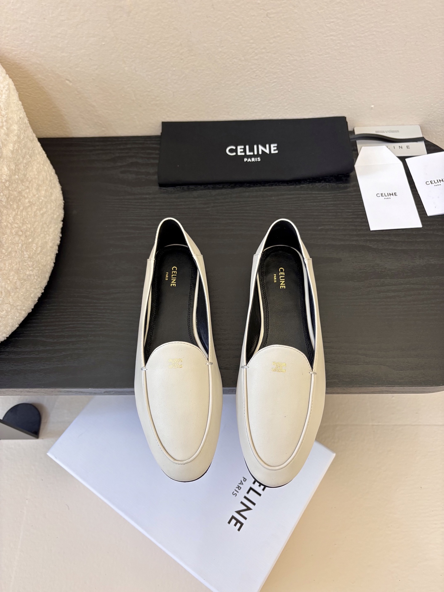 NO:725180,CELINE* new round toe loafers, small leather shoes, old money style, simple, comfortable and not pressing on the instep~ This brogue shoe has a simple and classic design, decorated with CELINE logo details, and stands out among the loafers. The overall shoe shape is sleek and elegant, not bulky at all, and can fully expose the ankle, and the proportion of the leg line is good. Cowhide upper, sheepskin lining, genuine leather outsole  Size35-40 (40 orders are not returnable), loafers, celine, loafers, cowhide, sheepskin, Leather soles19860909CELINE* 新款圆头乐福鞋 小皮鞋  老钱风 简约 舒适不压脚背～ 这款布洛克鞋线条简约设计经典,饰以CELINE logo细节的设计在一众乐福鞋中脱颖而出,整体鞋型圆滑秀气一点不笨重,可以完全露出脚踝处,称的腿部线条比例较好 鞋面牛皮 内里羊皮 大底真皮大底 Size35-40（40订做不退换）,乐福鞋,celine,loafers,cowhide,sheepskin,Leather soles,Women's Shoes