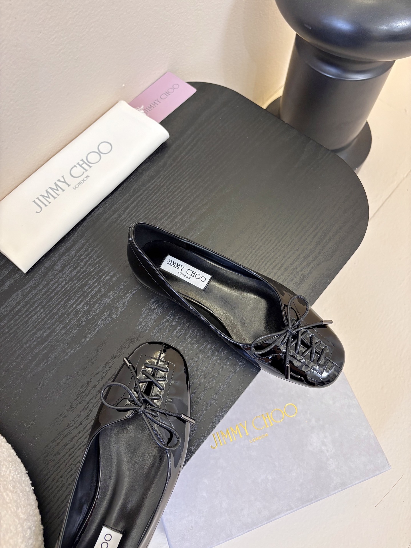 Jimmy Cho* 25ss早春新款经典鳄鱼纹蝴蝶结平底鞋柔和的方圆头设计既修饰脚型，又避免了尖头的锐