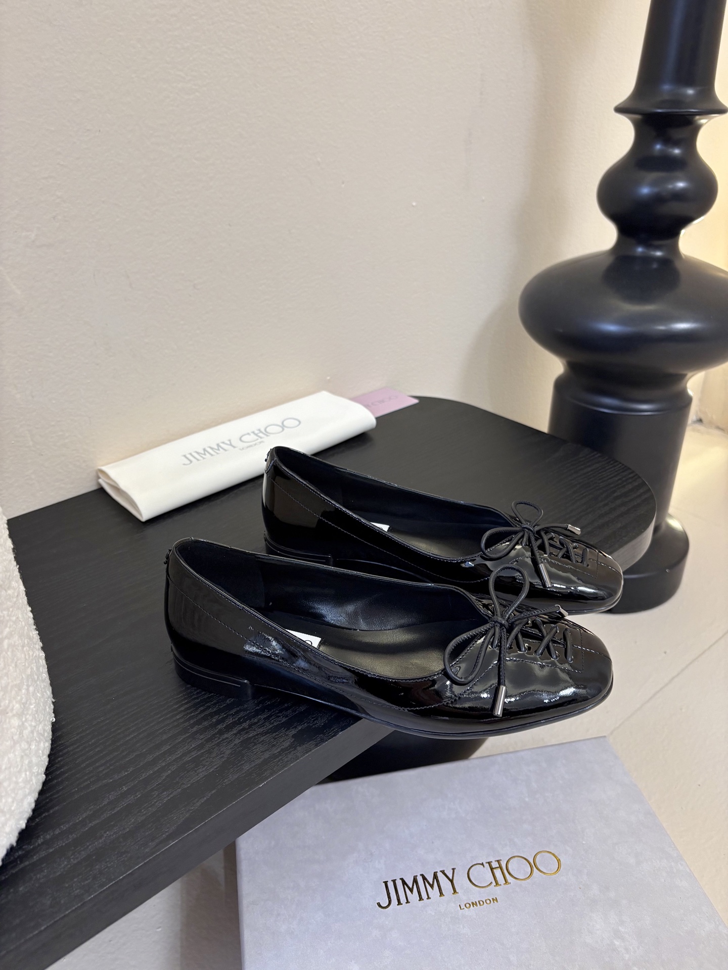 Jimmy Cho* 25ss早春新款经典鳄鱼纹蝴蝶结平底鞋柔和的方圆头设计既修饰脚型，又避免了尖头的锐