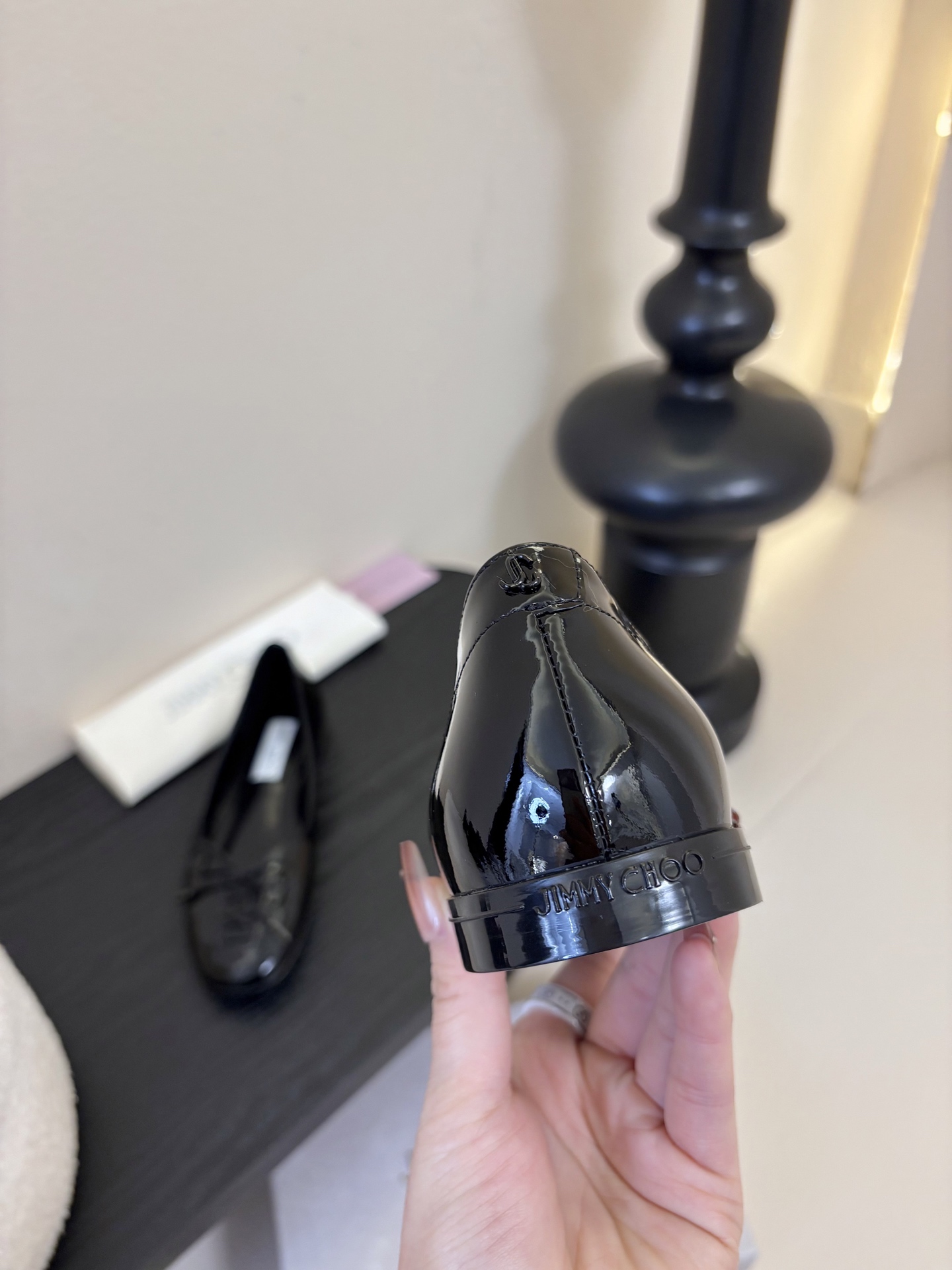 Jimmy Cho* 25ss早春新款经典鳄鱼纹蝴蝶结平底鞋柔和的方圆头设计既修饰脚型，又避免了尖头的锐