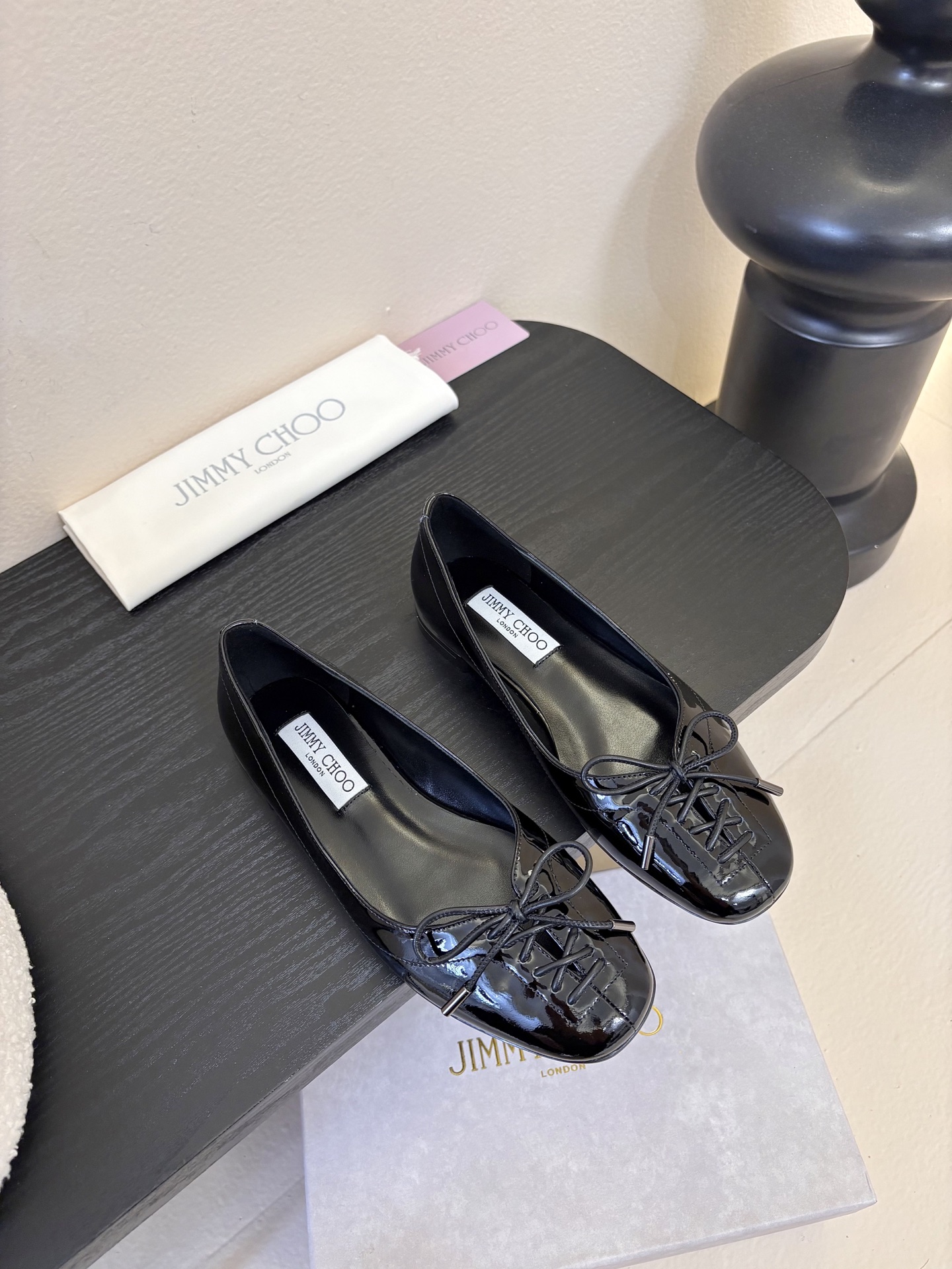 Jimmy Cho* 25ss早春新款经典鳄鱼纹蝴蝶结平底鞋柔和的方圆头设计既修饰脚型，又避免了尖头的锐