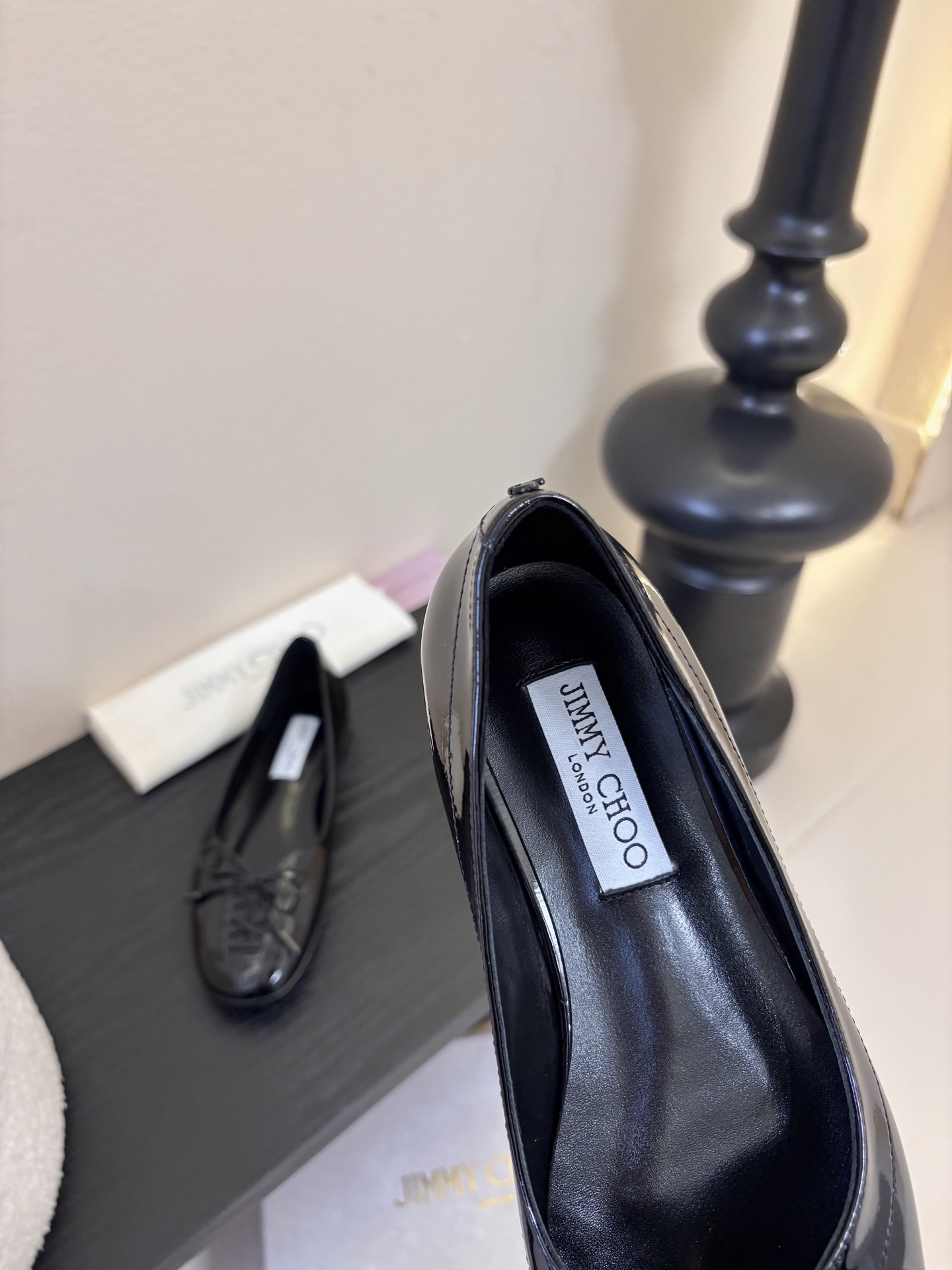 Jimmy Cho* 25ss早春新款经典鳄鱼纹蝴蝶结平底鞋柔和的方圆头设计既修饰脚型，又避免了尖头的锐