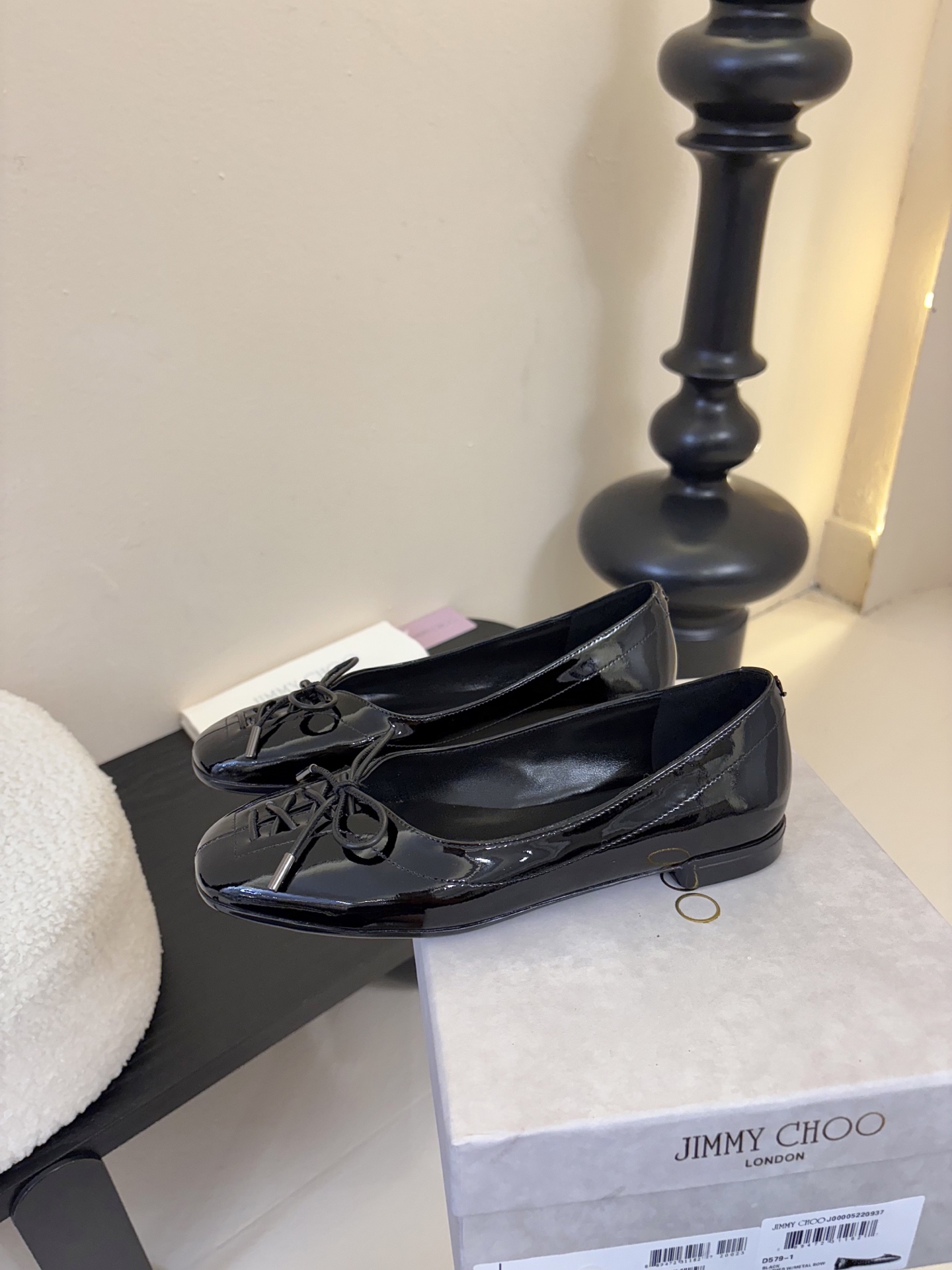 Jimmy Cho* 25ss早春新款经典鳄鱼纹蝴蝶结平底鞋柔和的方圆头设计既修饰脚型，又避免了尖头的锐