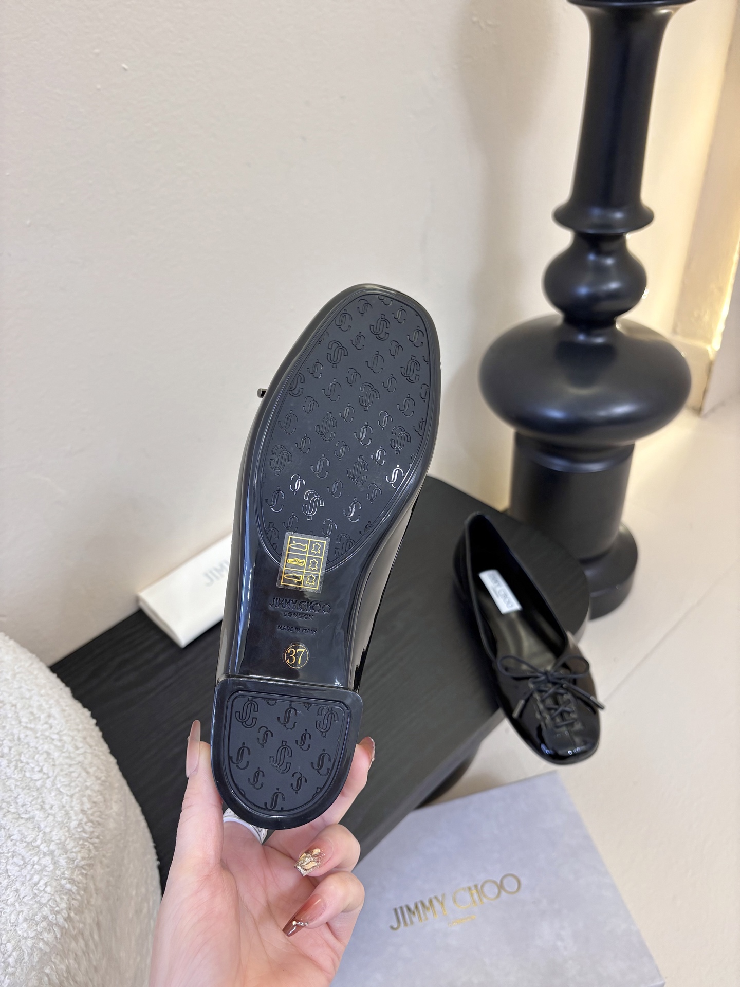 Jimmy Cho* 25ss早春新款经典鳄鱼纹蝴蝶结平底鞋柔和的方圆头设计既修饰脚型，又避免了尖头的锐