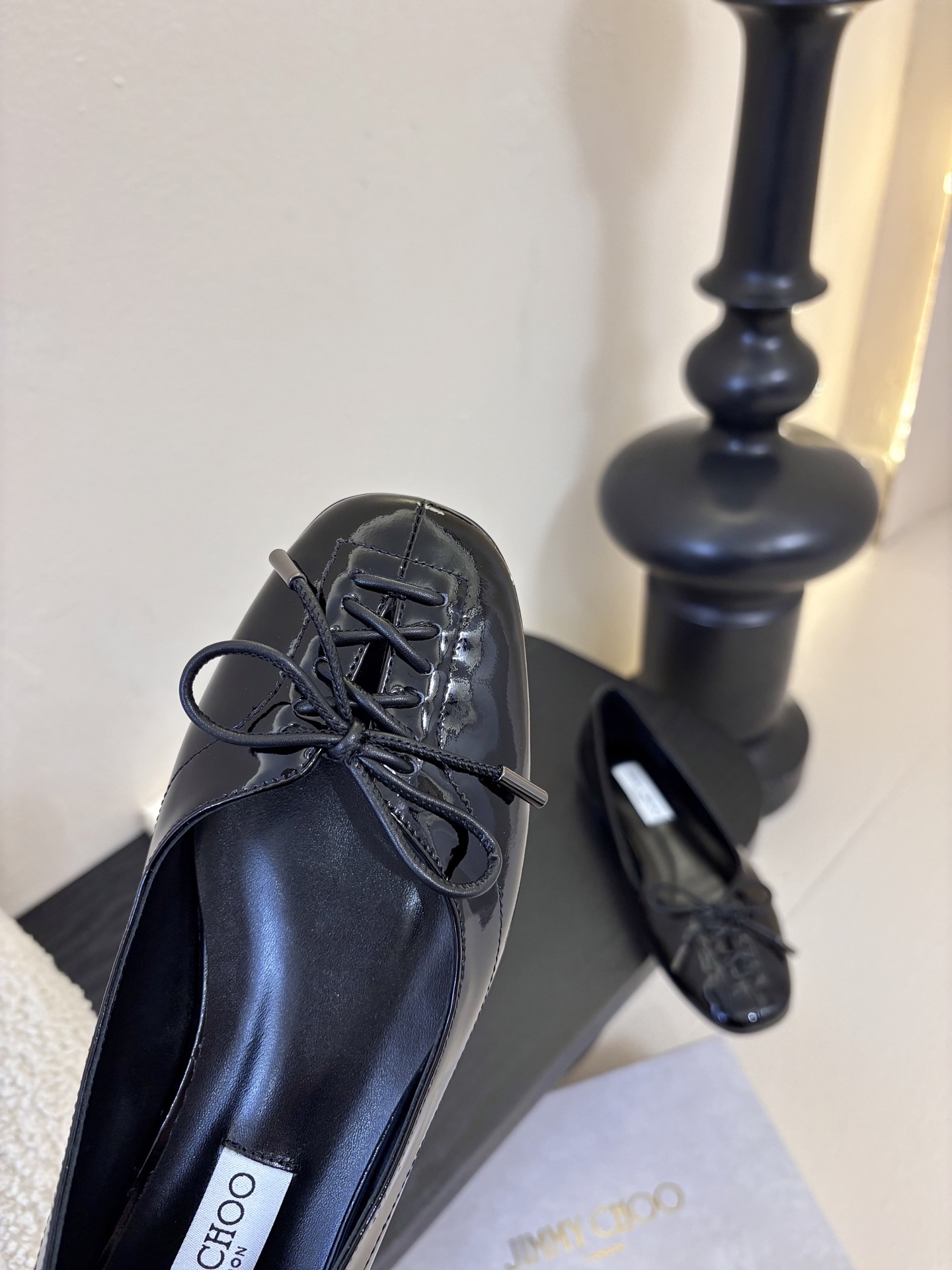 Jimmy Cho* 25ss早春新款经典鳄鱼纹蝴蝶结平底鞋柔和的方圆头设计既修饰脚型，又避免了尖头的锐