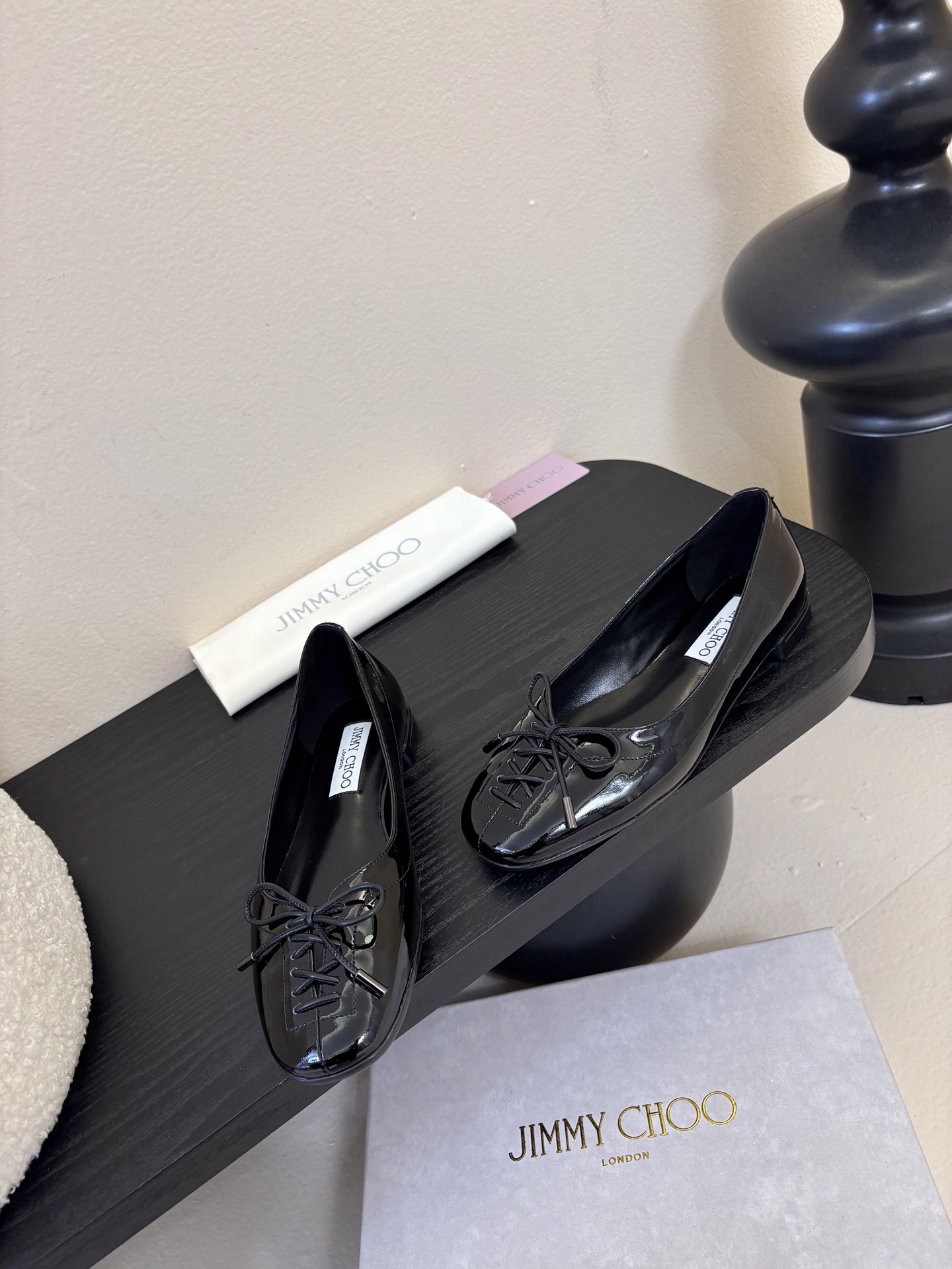 Jimmy Cho* 25ss早春新款经典鳄鱼纹蝴蝶结平底鞋柔和的方圆头设计既修饰脚型，又避免了尖头的锐