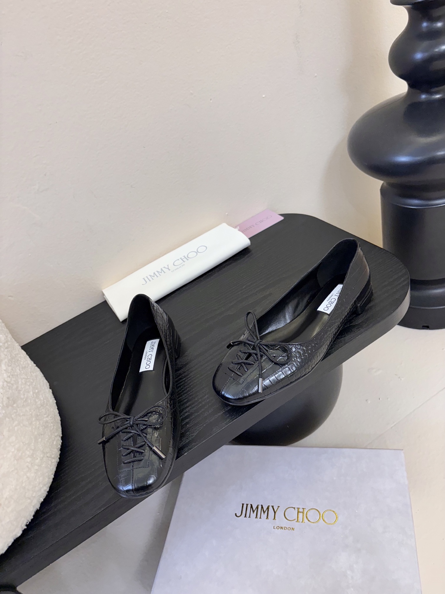 Jimmy Cho* 25ss早春新款经典鳄鱼纹蝴蝶结平底鞋柔和的方圆头设计既修饰脚型，又避免了尖头的锐