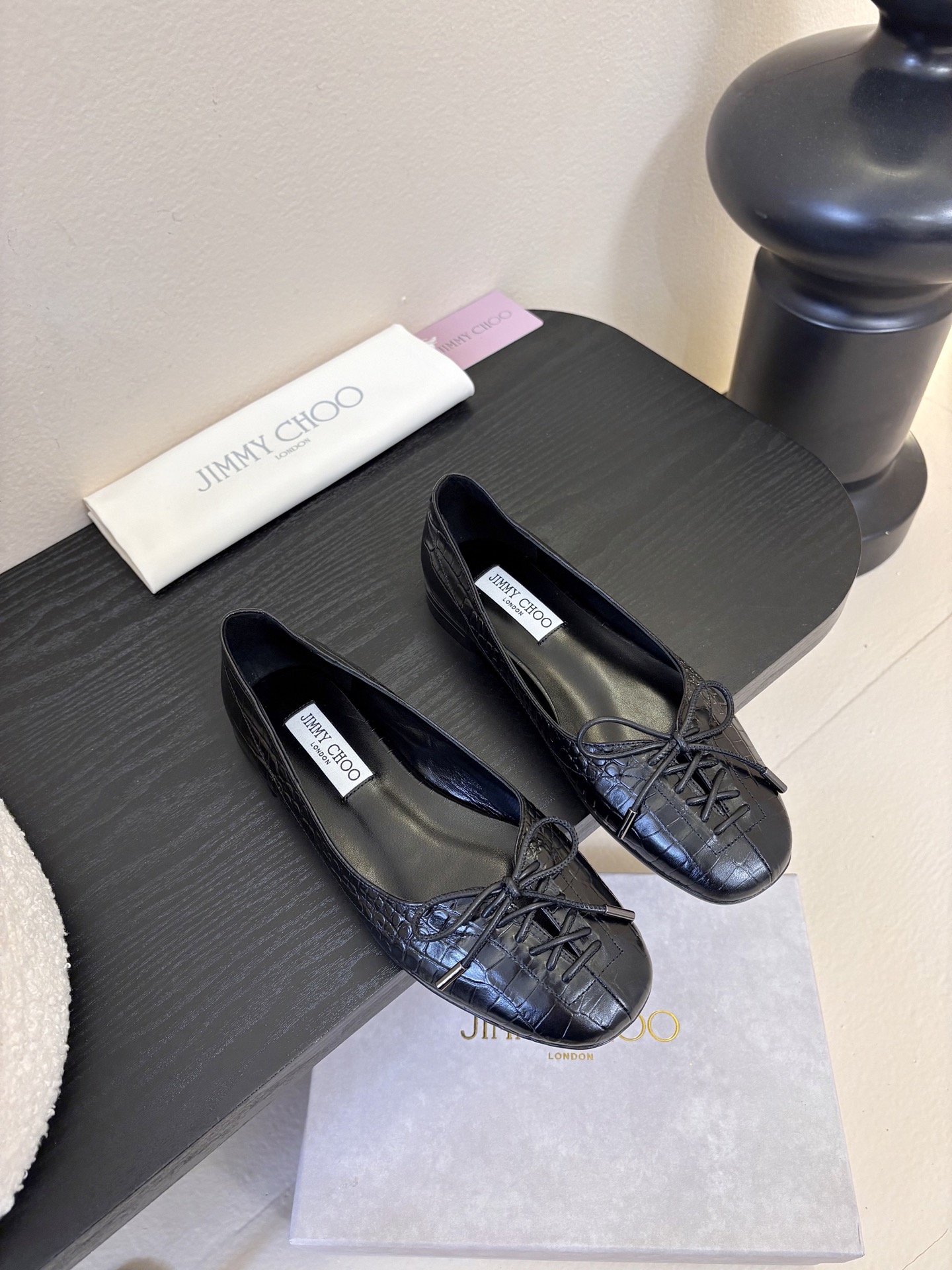 Jimmy Cho* 25ss早春新款经典鳄鱼纹蝴蝶结平底鞋柔和的方圆头设计既修饰脚型，又避免了尖头的锐