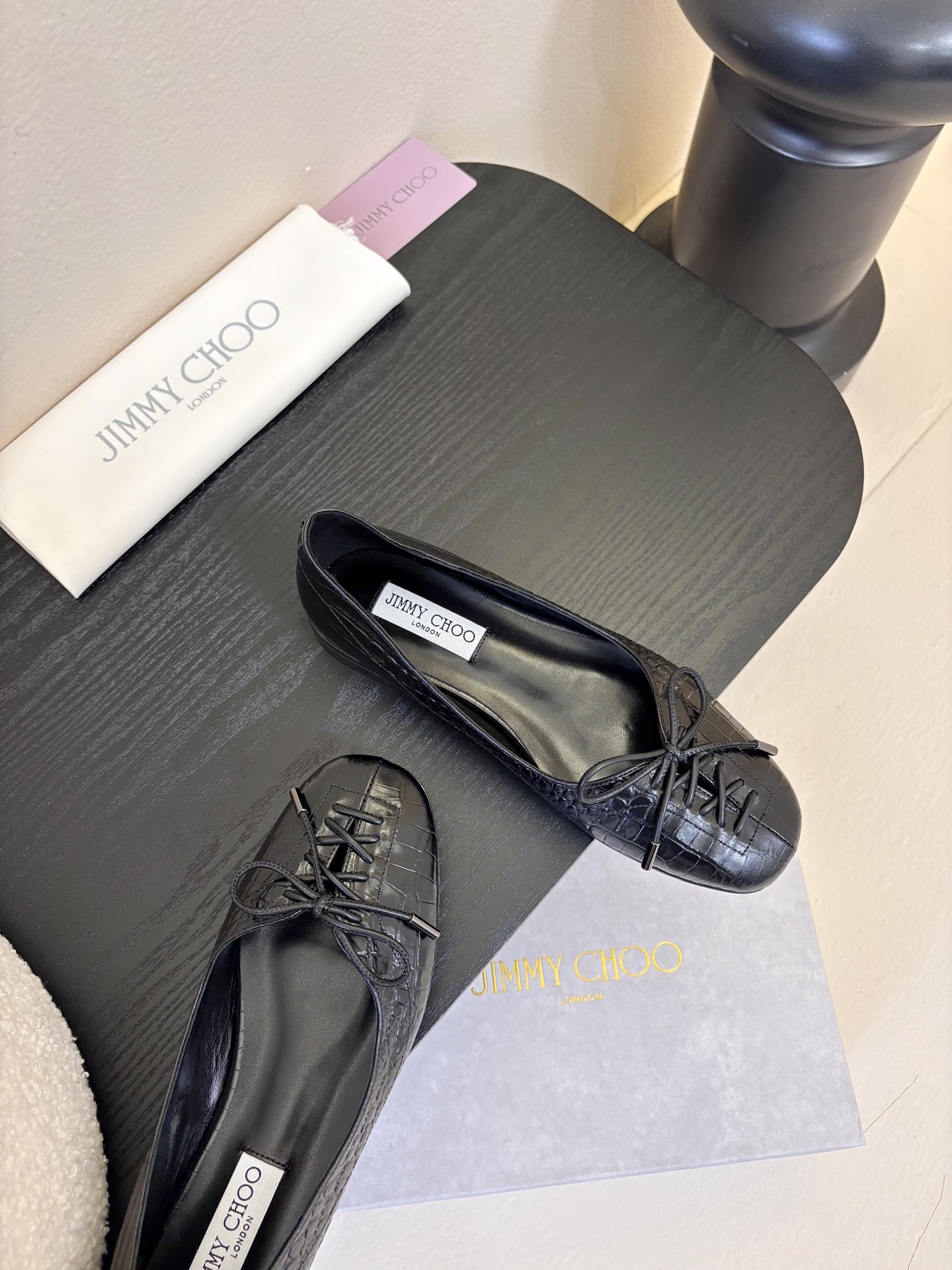 Jimmy Cho* 25ss早春新款经典鳄鱼纹蝴蝶结平底鞋柔和的方圆头设计既修饰脚型，又避免了尖头的锐