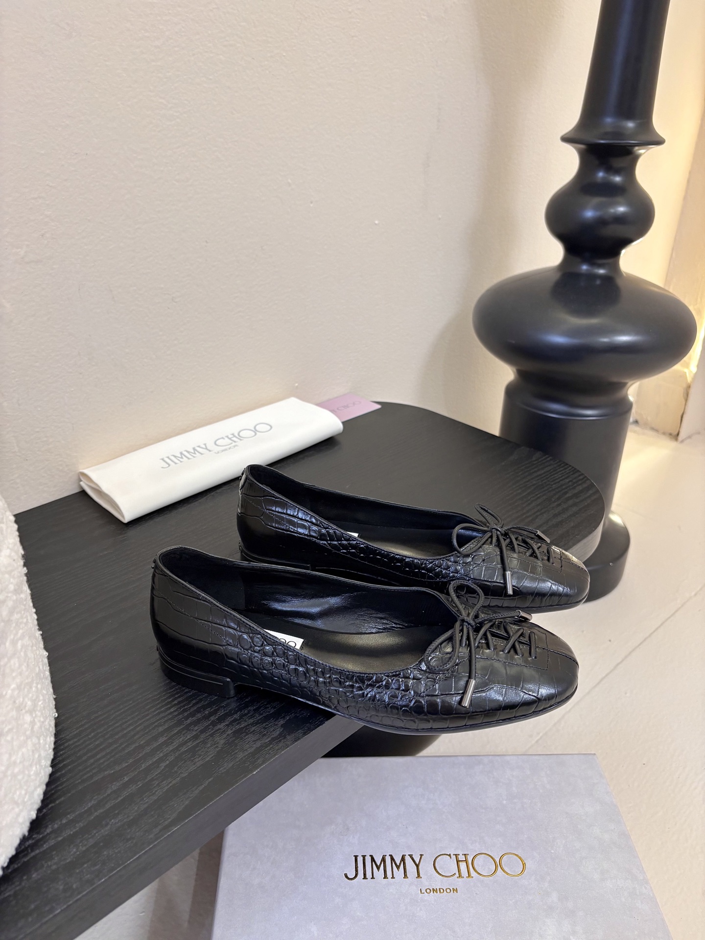 Jimmy Cho* 25ss早春新款经典鳄鱼纹蝴蝶结平底鞋柔和的方圆头设计既修饰脚型，又避免了尖头的锐
