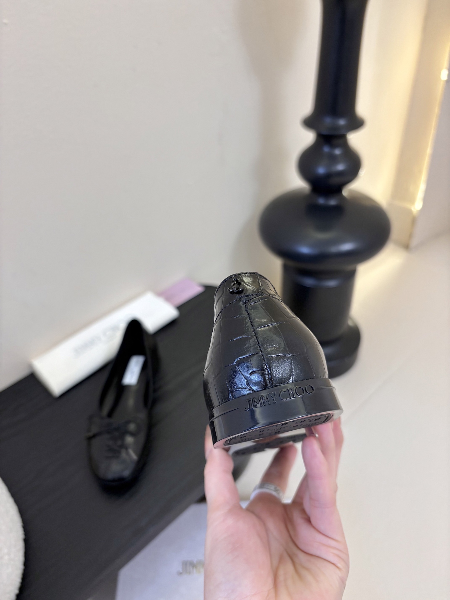 Jimmy Cho* 25ss早春新款经典鳄鱼纹蝴蝶结平底鞋柔和的方圆头设计既修饰脚型，又避免了尖头的锐