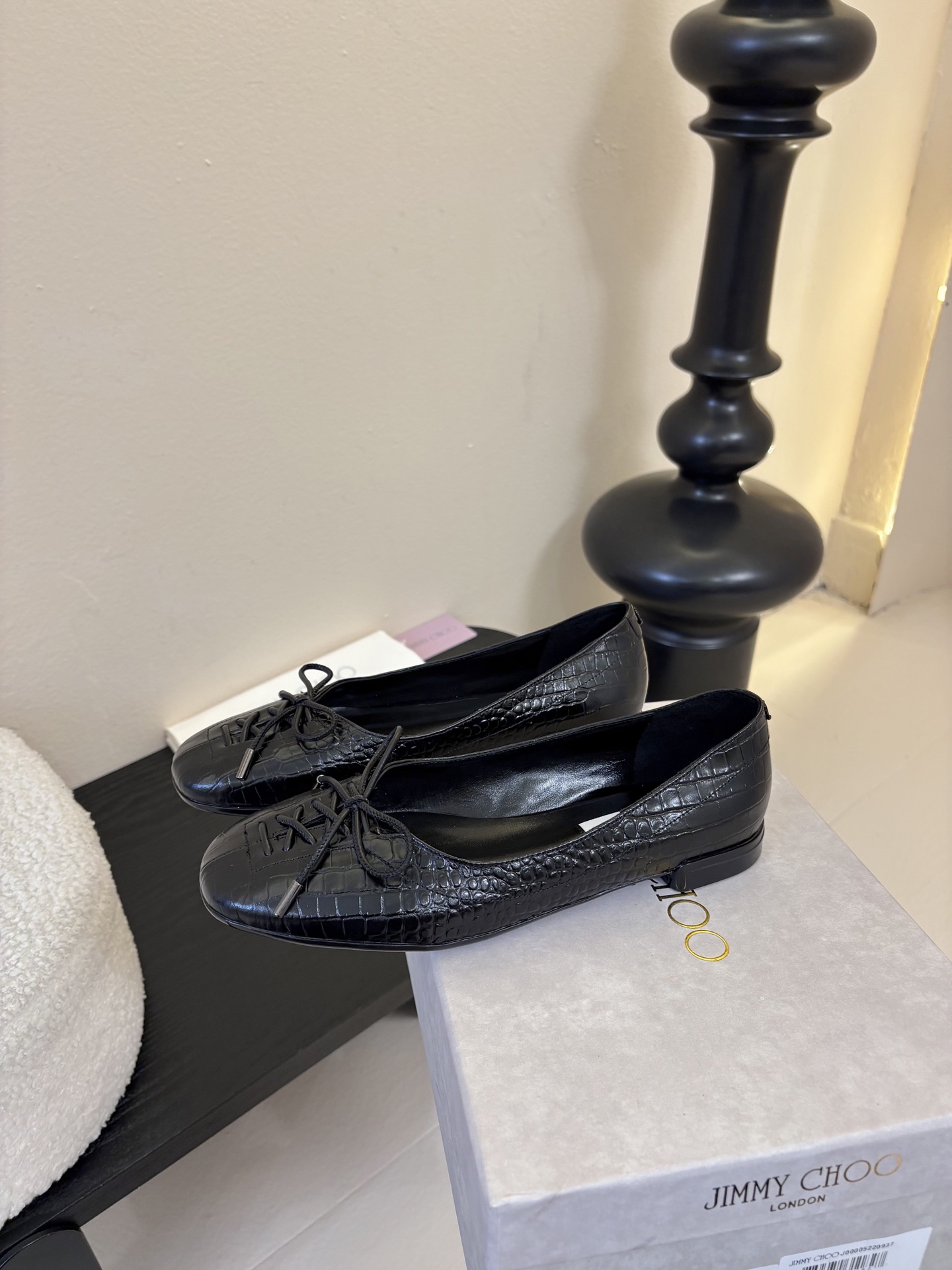 Jimmy Cho* 25ss早春新款经典鳄鱼纹蝴蝶结平底鞋柔和的方圆头设计既修饰脚型，又避免了尖头的锐