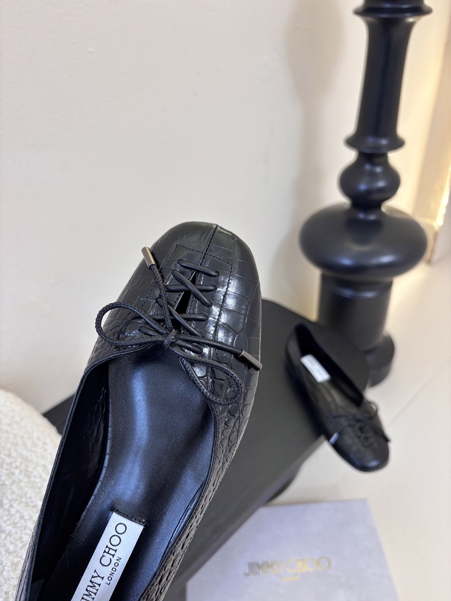 Jimmy Cho* 25ss早春新款经典鳄鱼纹蝴蝶结平底鞋柔和的方圆头设计既修饰脚型，又避免了尖头的锐