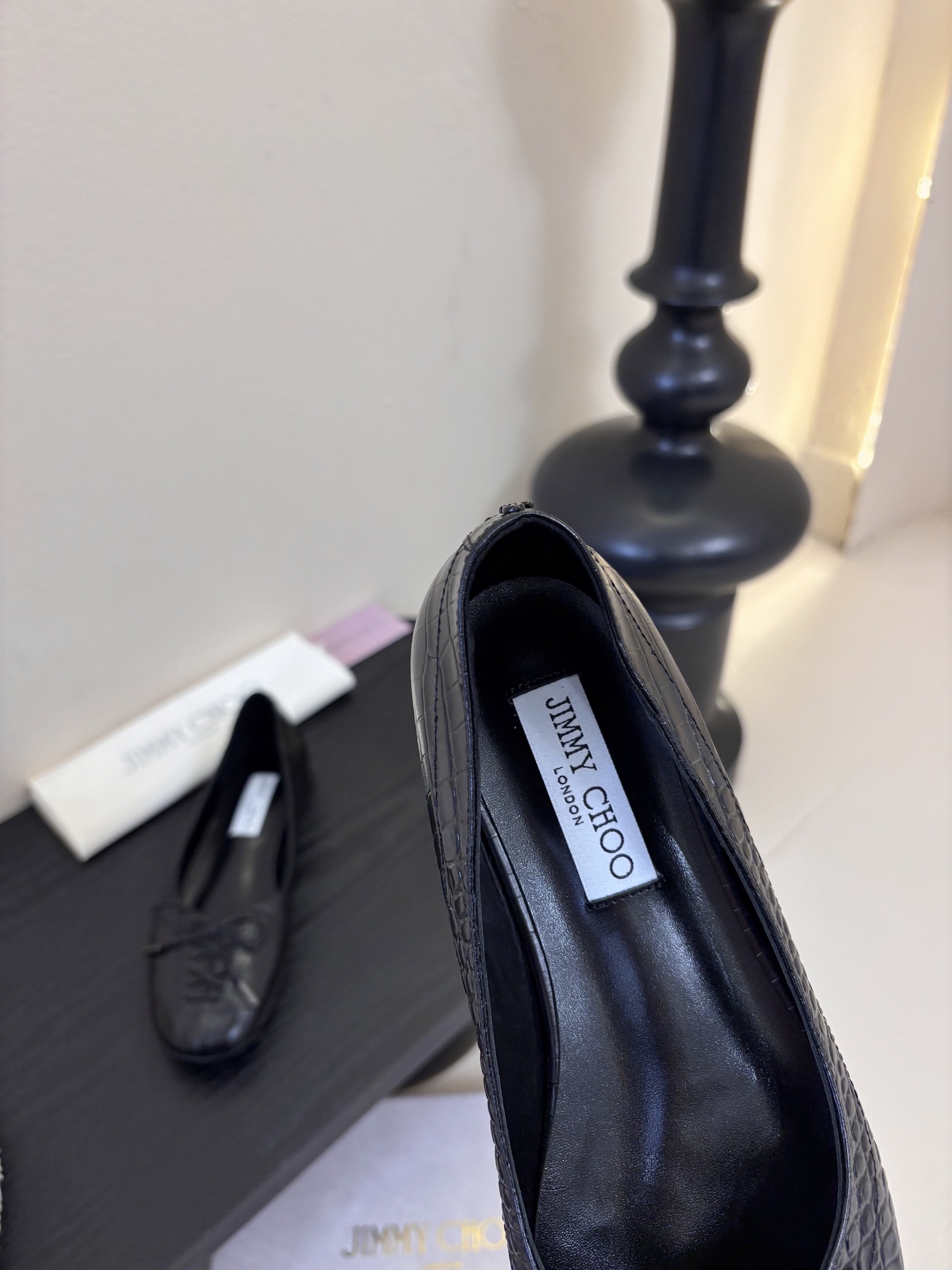 Jimmy Cho* 25ss早春新款经典鳄鱼纹蝴蝶结平底鞋柔和的方圆头设计既修饰脚型，又避免了尖头的锐