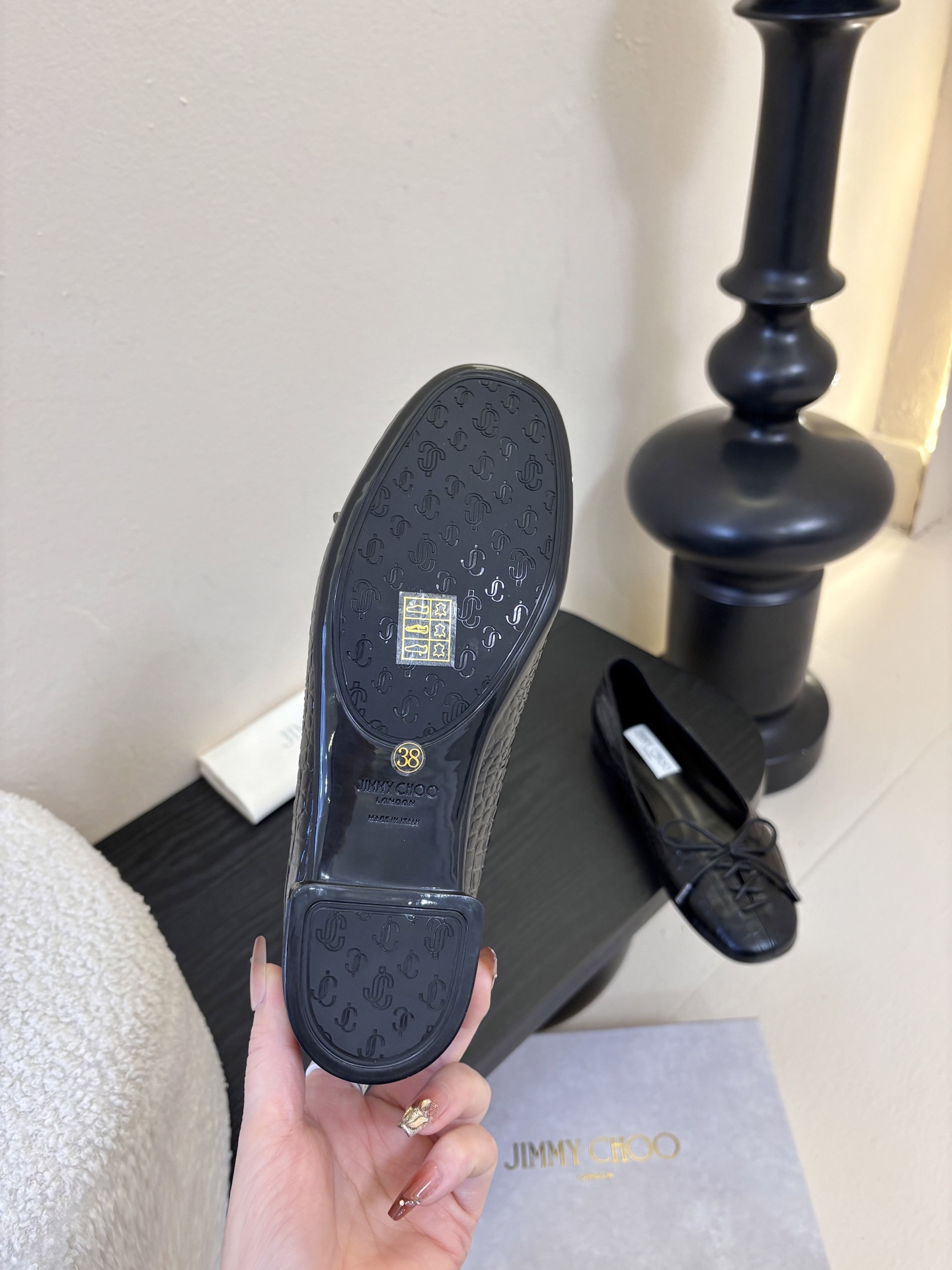 Jimmy Cho* 25ss早春新款经典鳄鱼纹蝴蝶结平底鞋柔和的方圆头设计既修饰脚型，又避免了尖头的锐