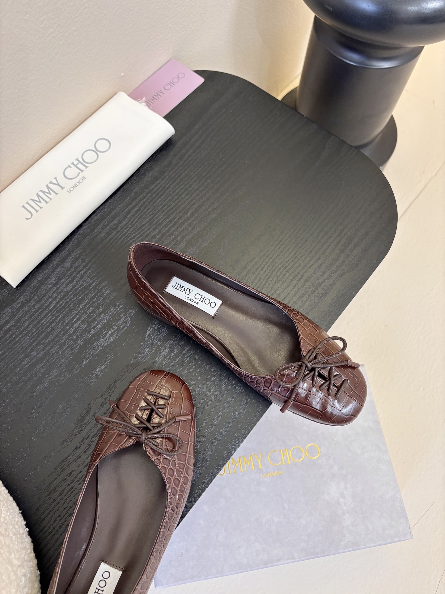 Jimmy Cho* 25ss早春新款经典鳄鱼纹蝴蝶结平底鞋柔和的方圆头设计既修饰脚型，又避免了尖头的锐