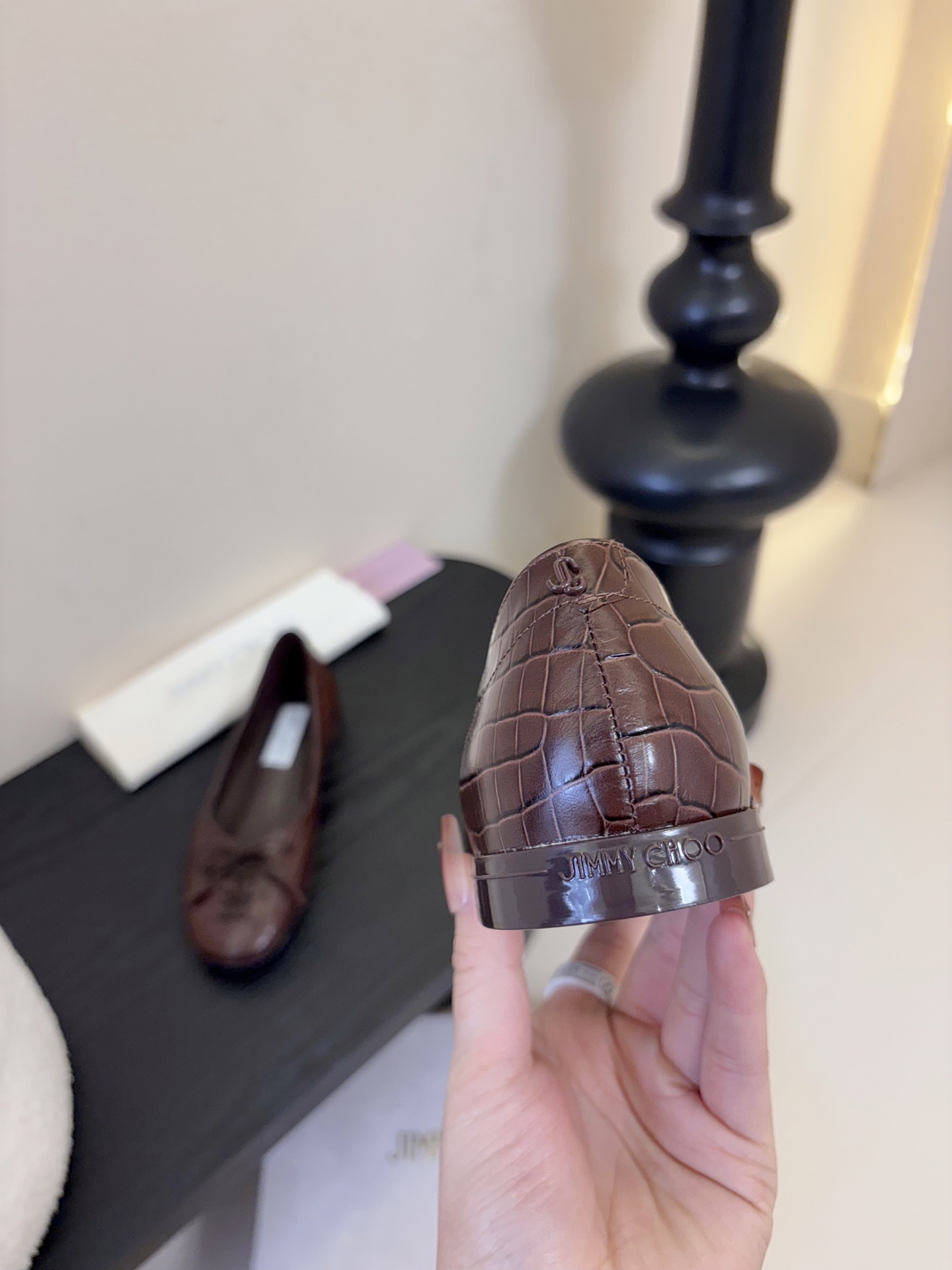 Jimmy Cho* 25ss早春新款经典鳄鱼纹蝴蝶结平底鞋柔和的方圆头设计既修饰脚型，又避免了尖头的锐