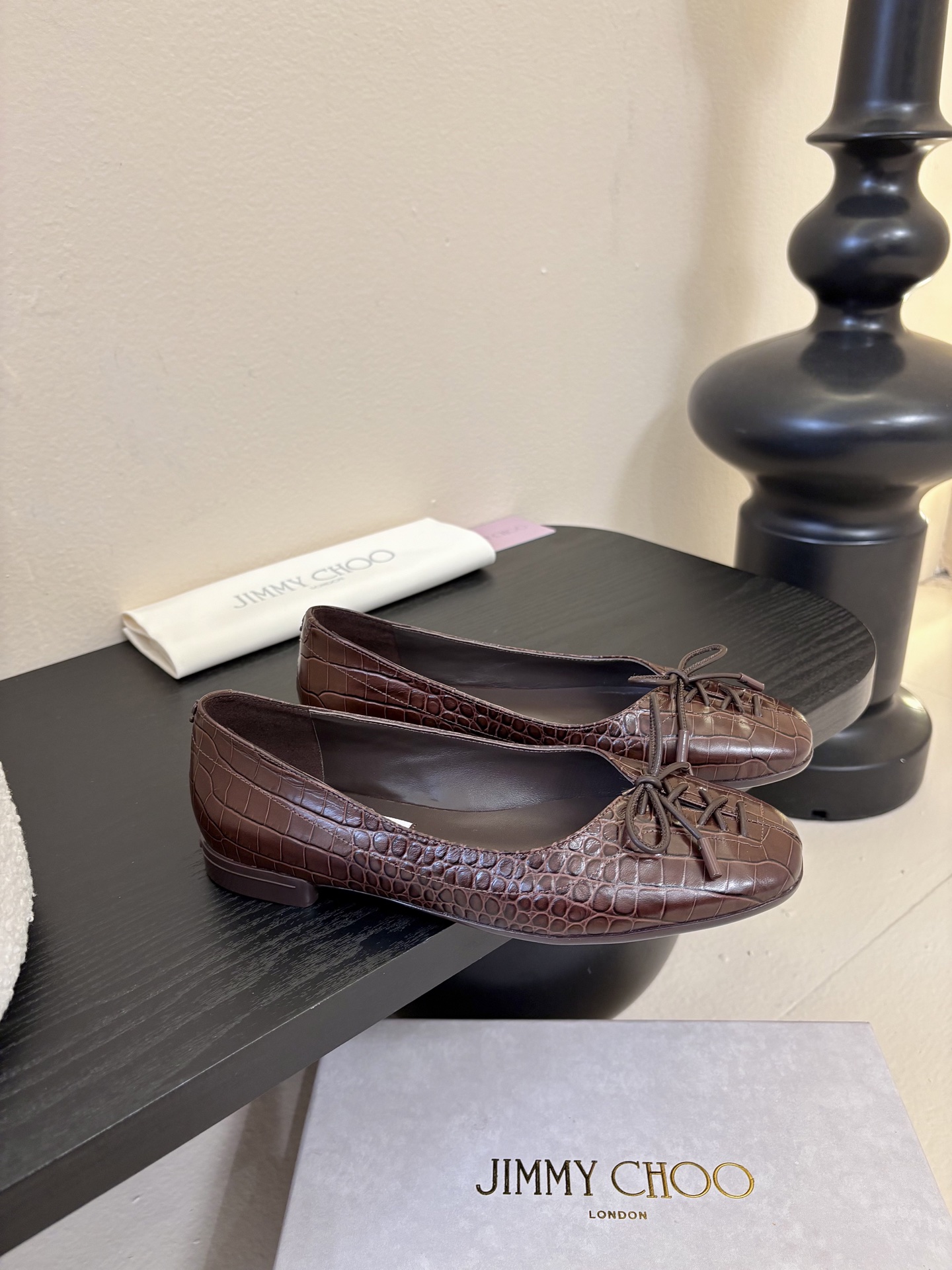 Jimmy Cho* 25ss早春新款经典鳄鱼纹蝴蝶结平底鞋柔和的方圆头设计既修饰脚型，又避免了尖头的锐