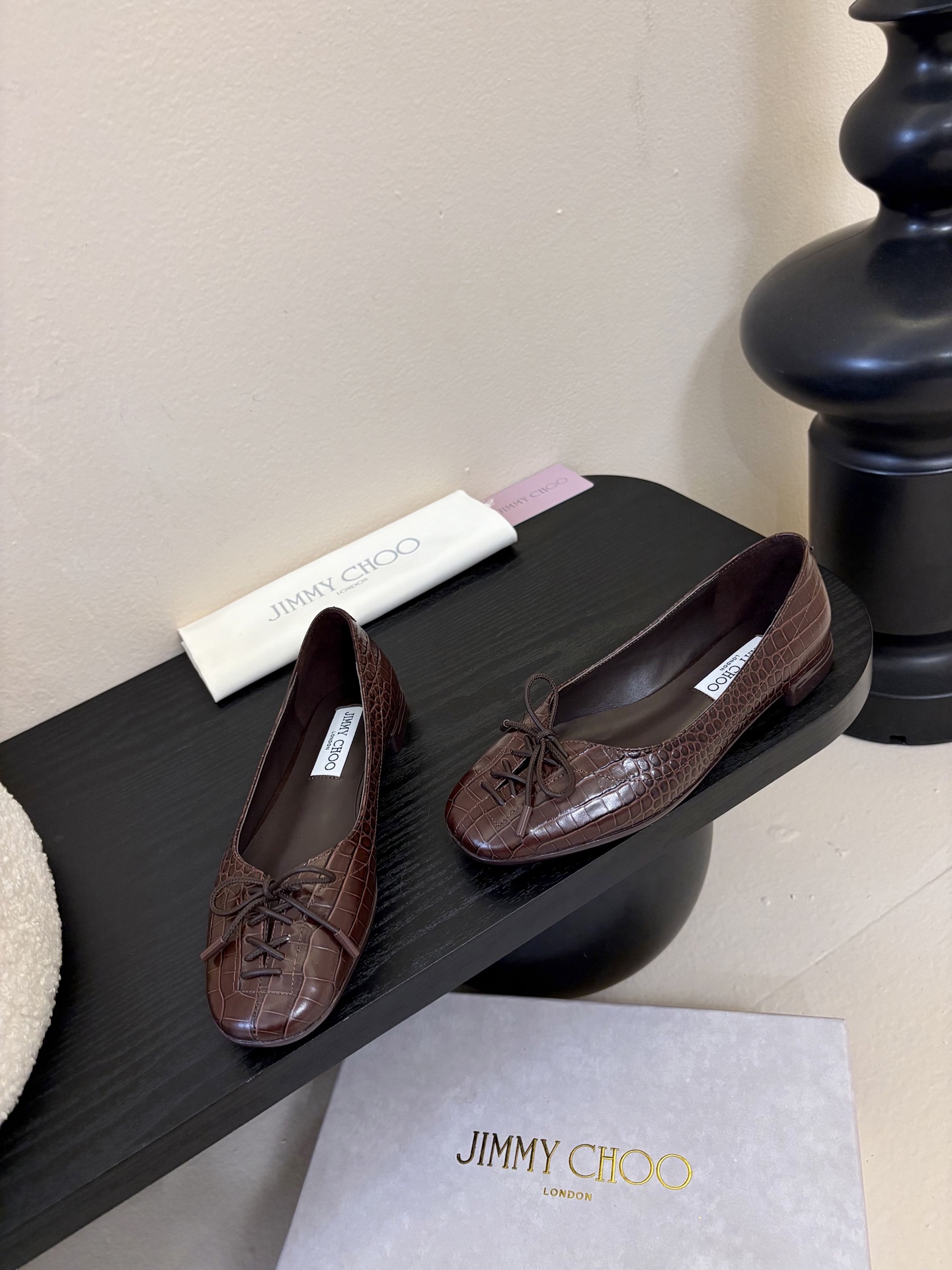 Jimmy Cho* 25ss早春新款经典鳄鱼纹蝴蝶结平底鞋柔和的方圆头设计既修饰脚型，又避免了尖头的锐