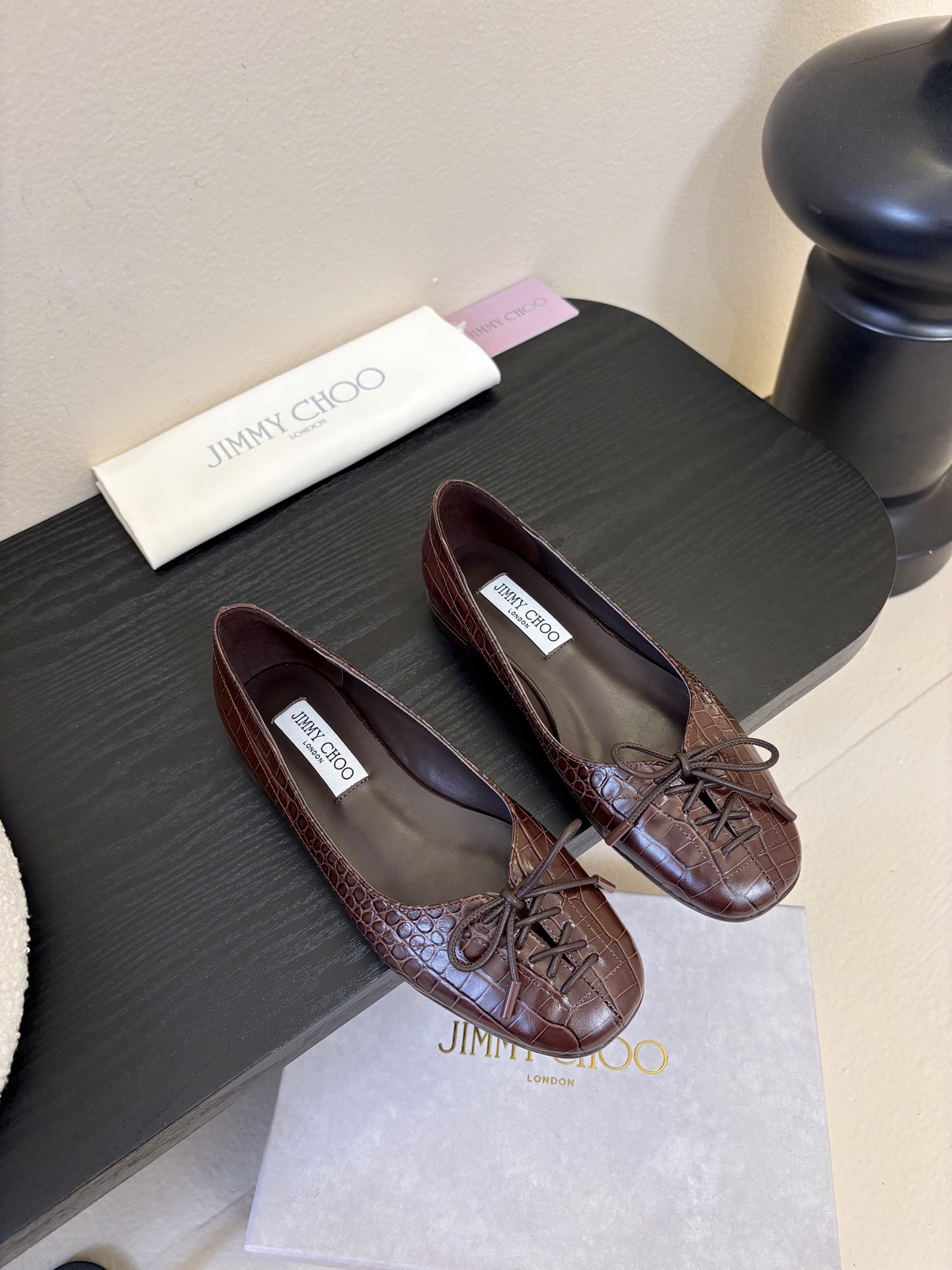 NO:725176,Jimmy Cho* 25ss new classic crocodile pattern bow flats for early spring. The soft square and round toe design not only modifies the foot shape, but also avoids the sharpness of the pointed toe. It is both elegant and comfortable and adapts to a variety of foot types. The three-dimensional bow on the toe is the core identification element. It weakens the plain feeling of the flat shoes, adds a sense of softness and brand recognition, and makes the whole pair of shoes have a formal and girly feel.  Made of crocodile pattern embossed patent leather, lined with soft lambskin, and equipped with elastic insoles, it can keep your feet comfortable even if you wear it for a long time. It is a 'walking tool' that is both beautiful and practical. Upper cowhide leather lining Sheepskin outsole Original molded outsole Increased by 2cm Size 35-41 (customized sizes 40 and 41 are not returnable), ballet shoes, jimmy choo, flats, cowhide, sheepskin19860909Jimmy Cho* 25ss早春新款经典鳄鱼纹蝴蝶结平底鞋 柔和的方圆头设计既修饰脚型,又避免了尖头的锐利感,兼顾优雅与舒适,适配多种脚型.鞋头的立体蝴蝶结是核心识别元素,它弱化了平底鞋的平实感,增添了柔美感与品牌辨识度,让整双鞋兼具正式感与少女感. 采用了鳄鱼纹压花漆皮,内衬采用柔软小羊皮,搭配弹性鞋垫,即使长时间穿着也能保持脚部舒适,是兼具美貌与实用性的“行走利器”. 鞋面牛皮 内里羊皮 大底原版开模大底 增高2cm size35-41码（40、41码定制不退换）,芭蕾舞鞋,jimmy choo,flats,cowhide,sheepskin,Women's Shoes