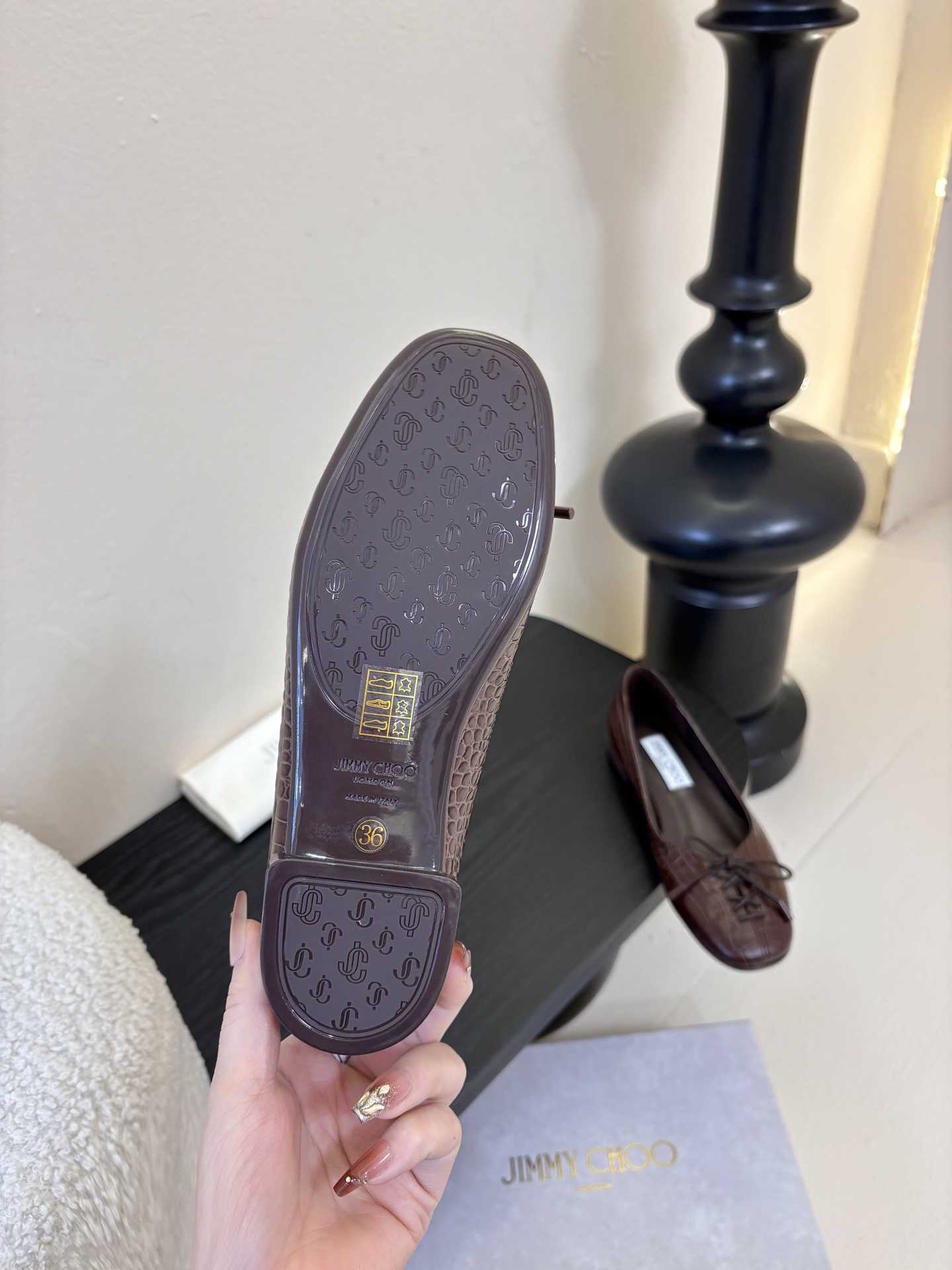 Jimmy Cho* 25ss早春新款经典鳄鱼纹蝴蝶结平底鞋柔和的方圆头设计既修饰脚型，又避免了尖头的锐