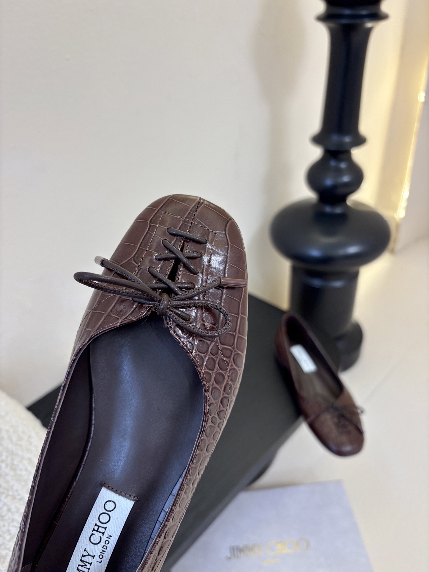 Jimmy Cho* 25ss早春新款经典鳄鱼纹蝴蝶结平底鞋柔和的方圆头设计既修饰脚型，又避免了尖头的锐